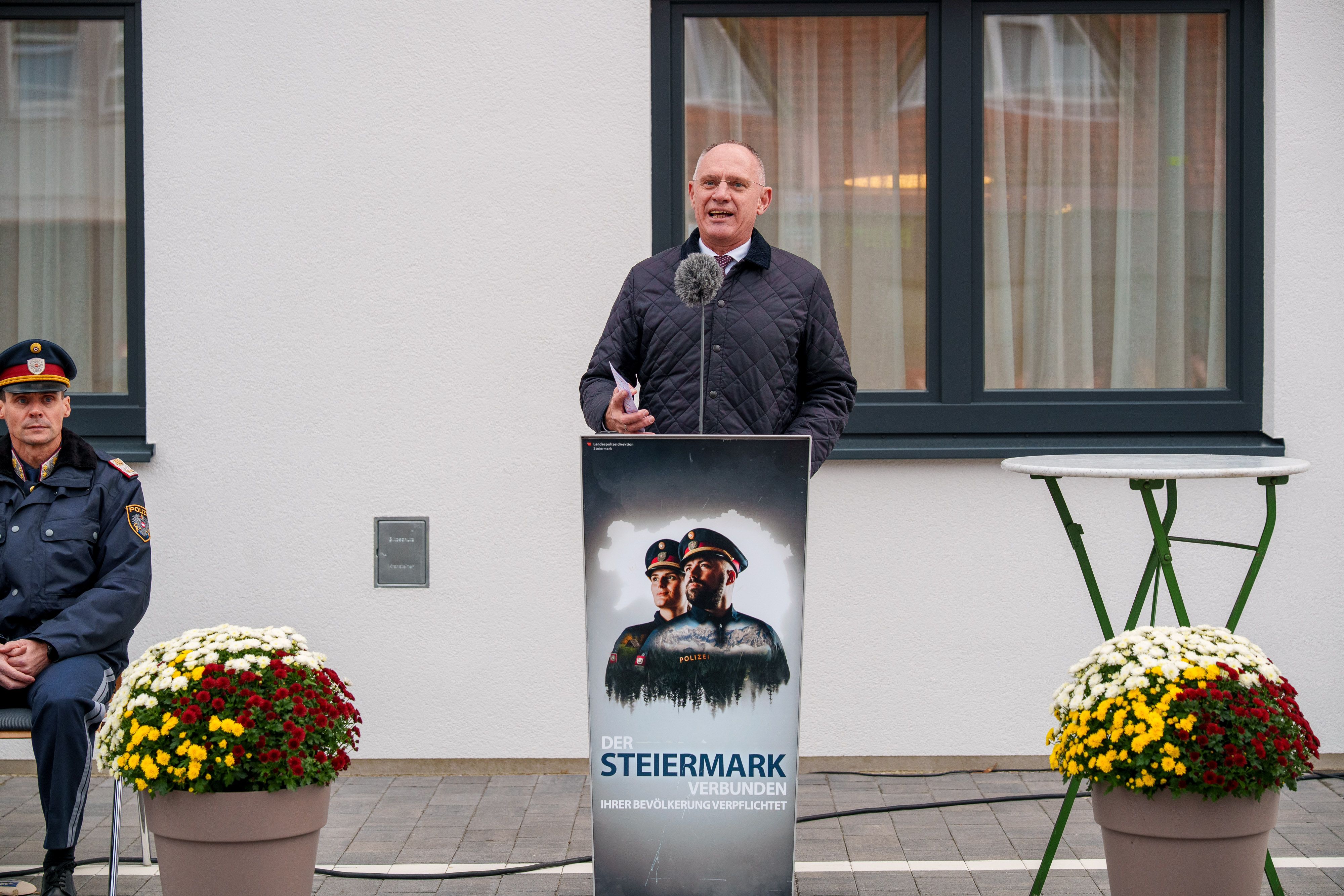 Am Nationalfeiertag hat Innenminister Gerhard Karner (ÖVP) die Polizeiinspektion Langenwang feierlich eröffnet. 
