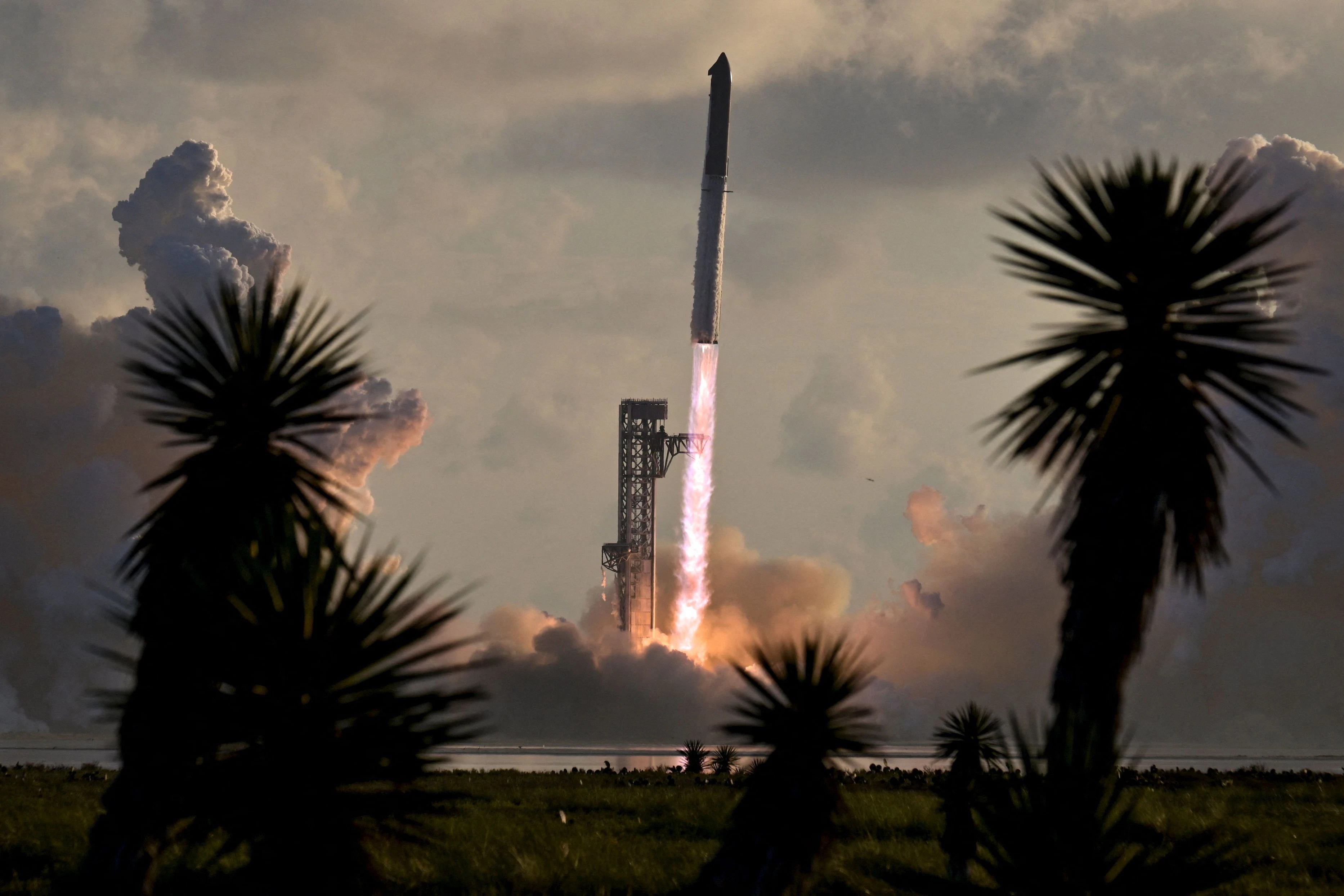 Einer der Schlüssel zum Starlink-Erfolg: Musk kann seine Weltraumraketen wiederverwenden – wie hier eine Super Heavy v3 Booster beim Start zu einem Testflug