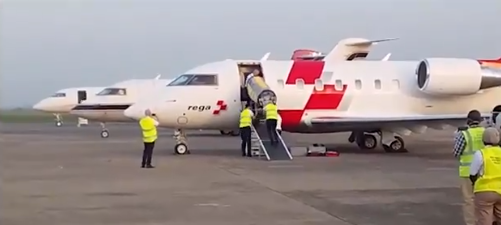 Die Patientin wurde mit einem Spezialflugzeug in die Schweiz geflogen. 