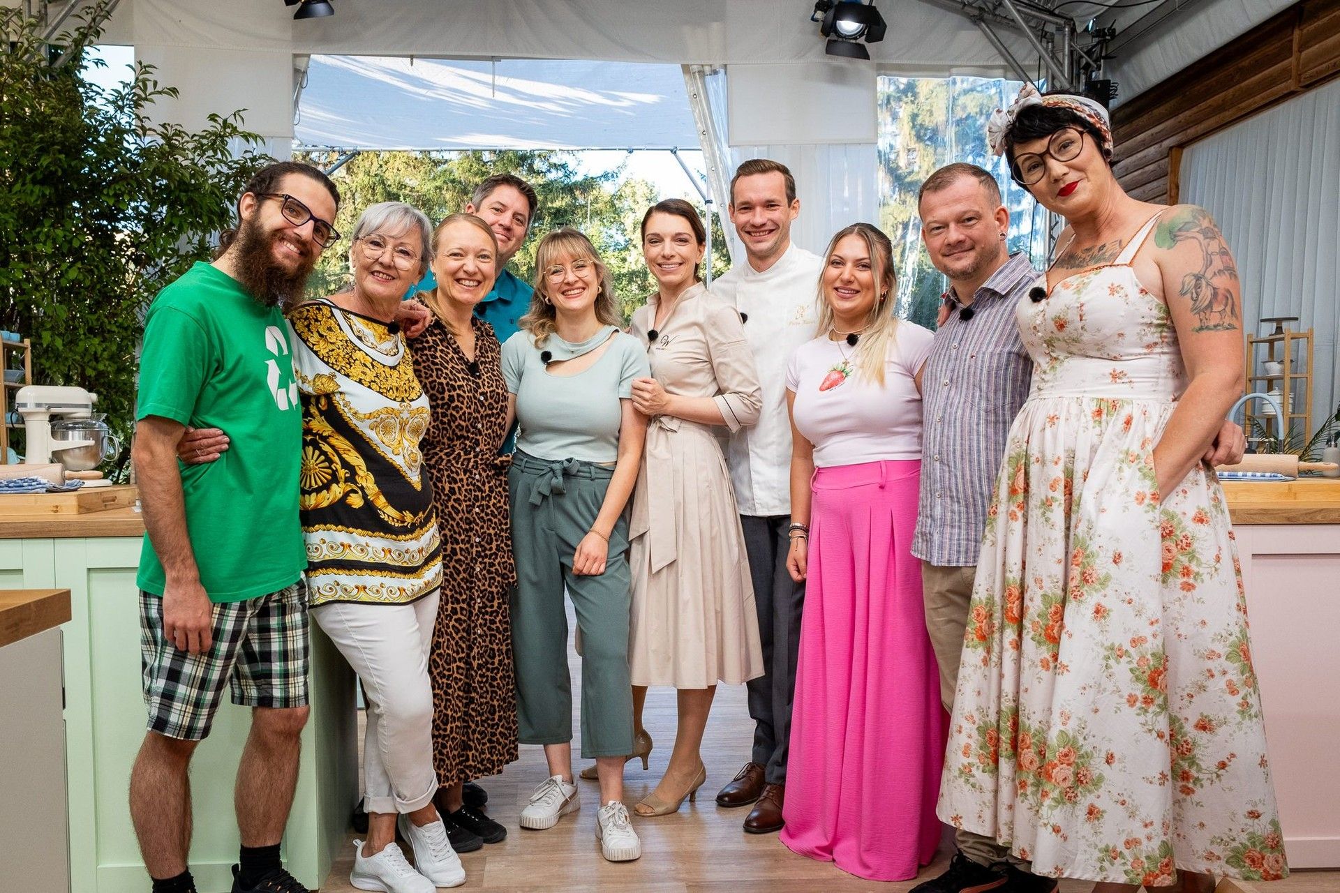 Durch die süße TV-Schlacht führt Moderator Rudi Roubinek. Doch wer am Ende jubeln darf, entscheiden Konditorweltmeisterin Eveline Wild und Zuckerbäcker Philipp Zauner.