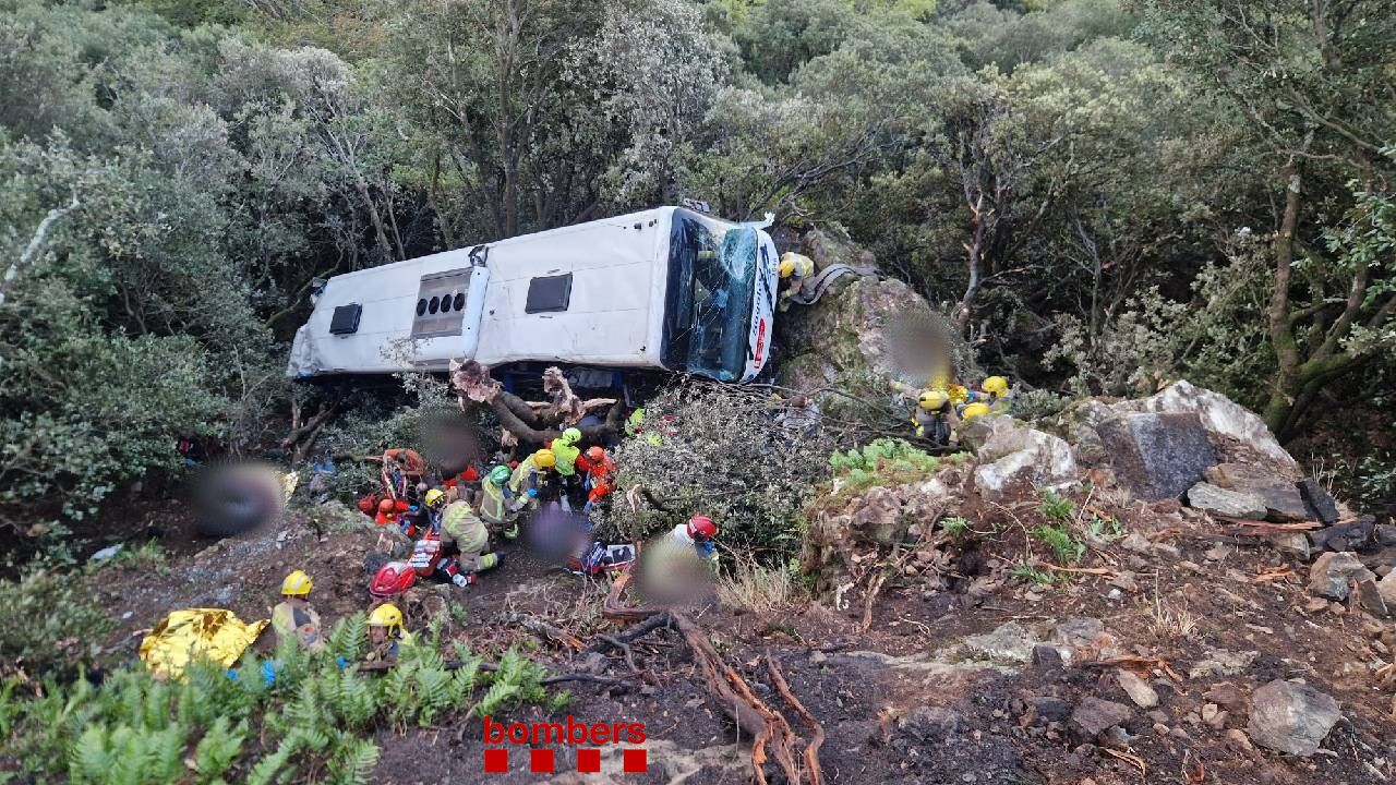 Schweres Busunglück nahe Barcelona! Nach einer Kollision mit einem Auto stürzte ein Bus 20 Meter in die Tiefe. Mehr als 80 Menschen wurden verletzt.