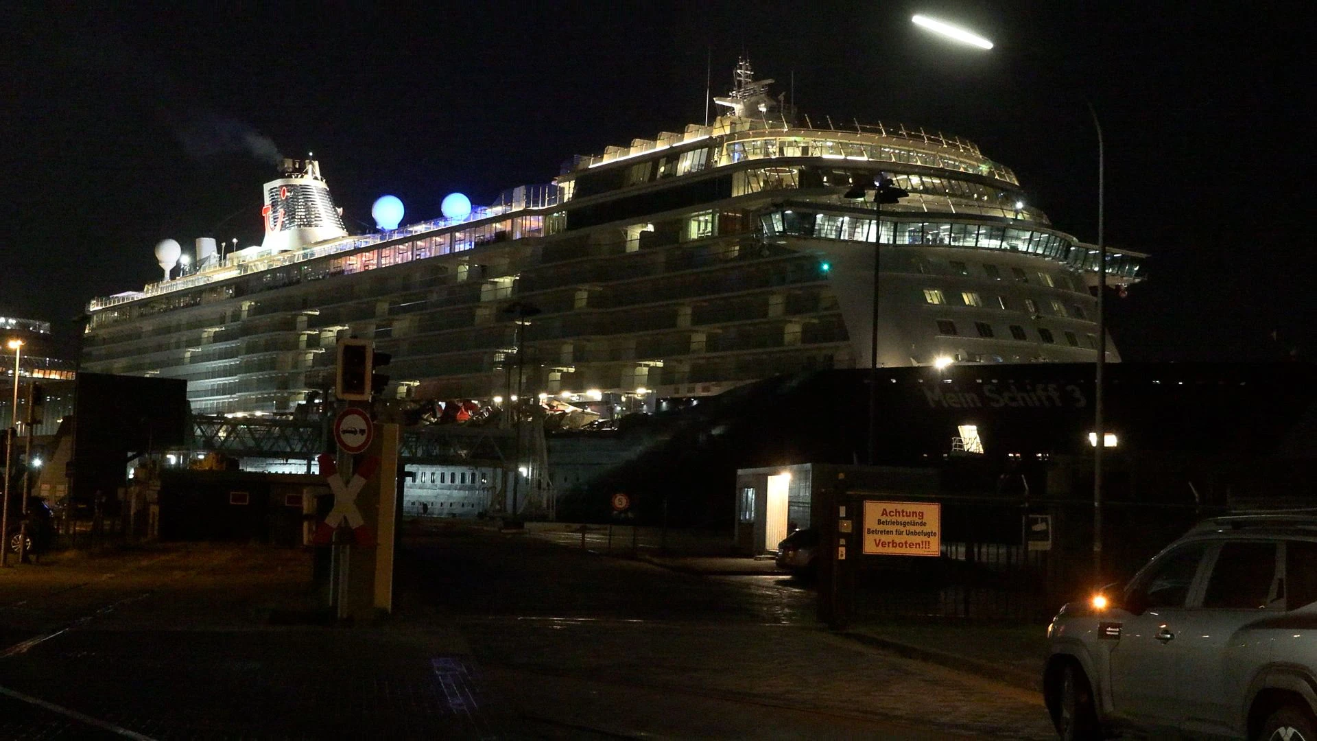 Schrecksekunde am Sonntagabend (25.10.2026) in Bremerhaven: Das Kreuzfahrtschiff „Mein Schiff 3“ von TUI Cruises ist beim Ablegen mit einem Containerschiff zusammengestoßen. Nach ersten Informationen wurde bei der Kollision unter anderem die Bordwand des Containerschiffs auf einer Länge von etwa zehn Metern aufgerissen. Ursache waren offenbar starke Sturmböen, durch die das Kreuzfahrtschiff beim Ablegemanöver nicht vorankam. Ob bei dem Unfall jemand verletzt wurde, ist bislang unklar. Auch die genauen Hintergründe sind noch nicht bekannt. Die Passagiere an Bord sollen jedoch unter Schock stehen. Inzwischen liegt die „Mein Schiff 3“ wieder an der Kaje in Bremerhaven. Passagiere und Besatzung befinden sich weiterhin an Bord. Das stürmische Wetter sorgt derzeit auch an anderer Stelle für Änderungen im Kreuzfahrtverkehr: Das Kreuzfahrtschiff MSC „Preziosa“ hatte wegen des Sturms außerplanmäßig in Bremerhaven festgemacht. Foto: NEWS5 / Fabian Höfig Weitere Informationen... https://www.news5.de/news/news/read/43702