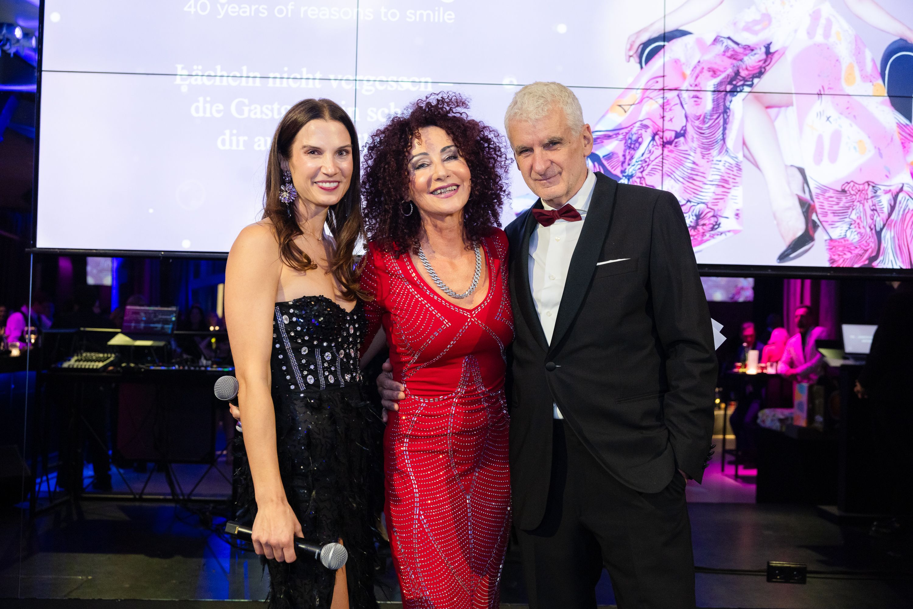 Christina Lugner zwischen Kristina und Artur Worseg im Palais Wertheim