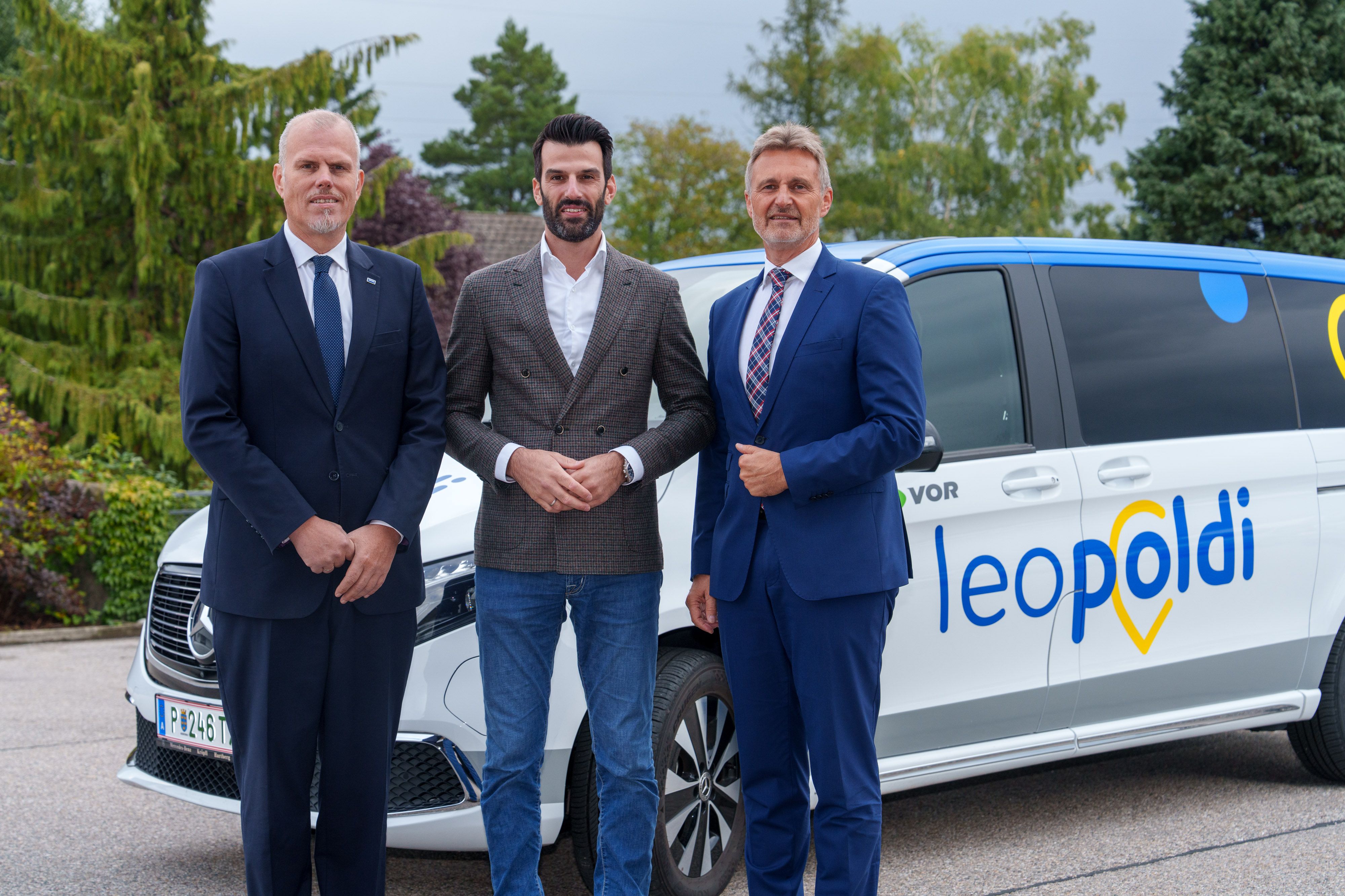 Die NÖVOG Geschäftsführer Michael Hasenöhrl und Wolfgang Schroll (außen) mit NÖ Mobilitätslandesrat LH-Stv. Udo Landbauer.