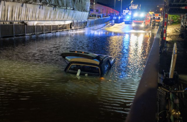 Heute.at - Frau fährt mit VW in überflutete Unterführung