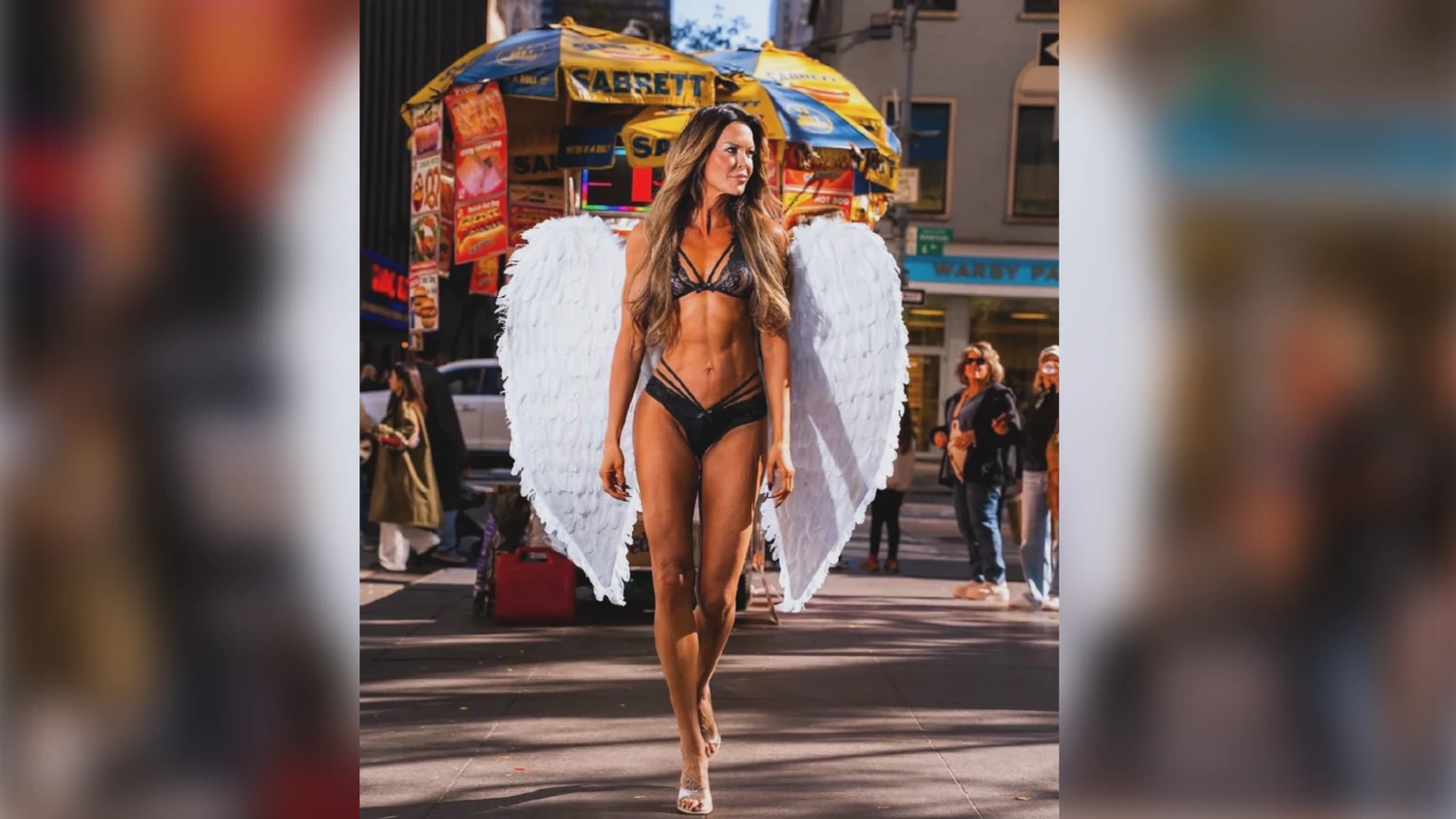 Martina Reuter posiert in New York - in Dessous und mit Engelsflügeln