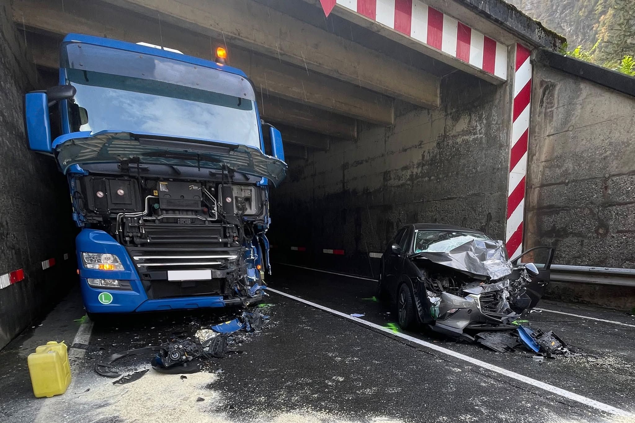 Bei dem Frontalcrash krachte ein Lkw direkt in den Pkw.
