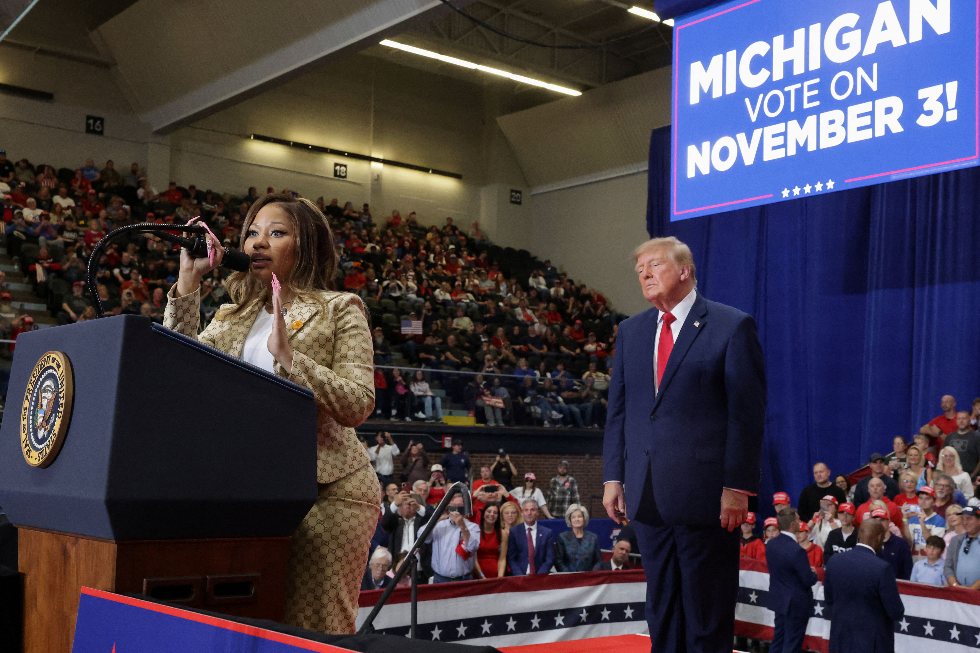 US-Präsident Donald Trump macht der Musikerin Nicki Minaj auf offener Bühne ein derbes Kompliment.