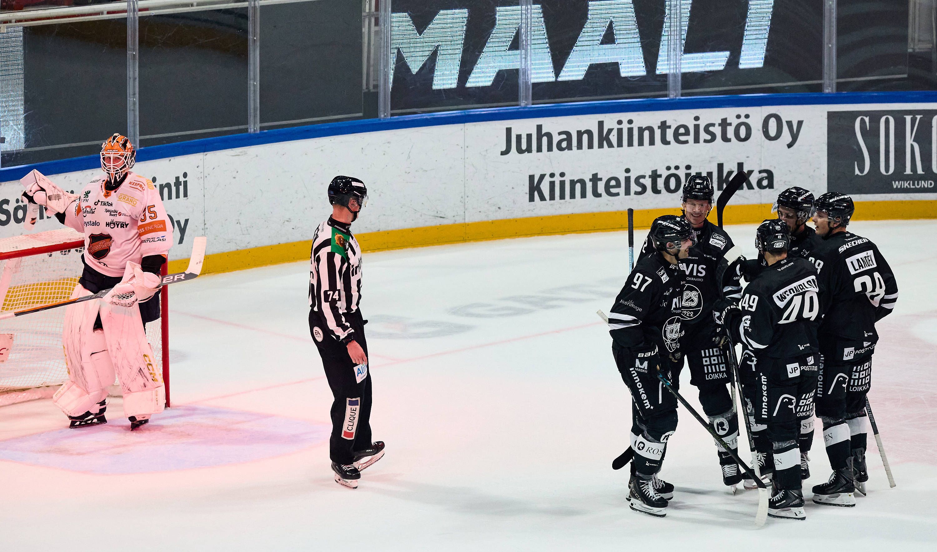 Lukas Haudum (Nummer 97) beim Torjubel mit Kollege Lukas Wernblom (Nummer 49). Wernblom fehlt seinem Team nun länger nach dem Biss-Eklat