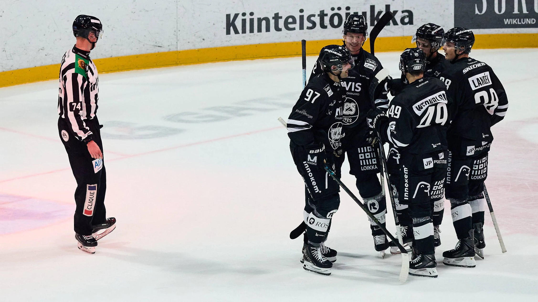 Lukas Haudum (Nummer 97) beim Torjubel mit Kollege Lukas Wernblom (Nummer 49). Wernblom fehlt seinem Team nun länger nach dem Biss-Eklat