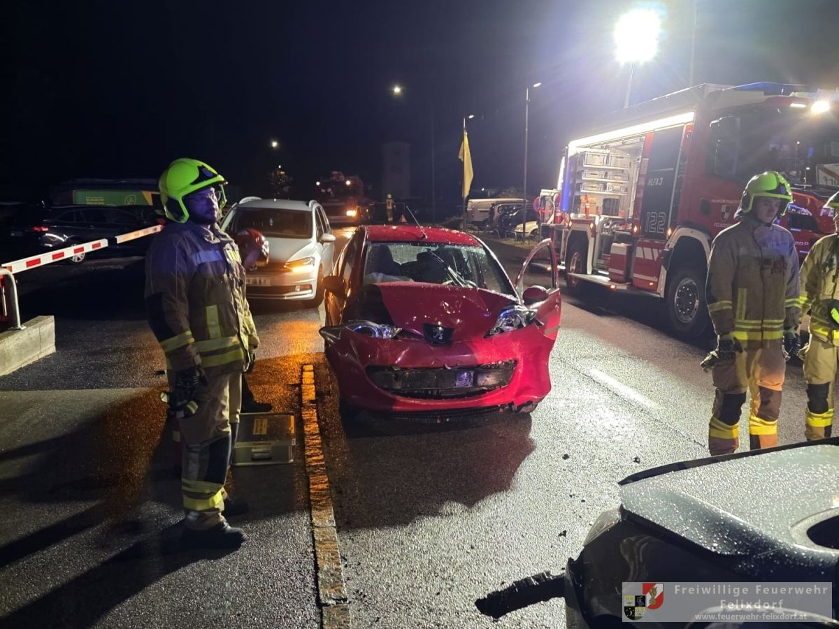 Heute.at - Frontalcrash vor Autohändler – eine Person verletzt