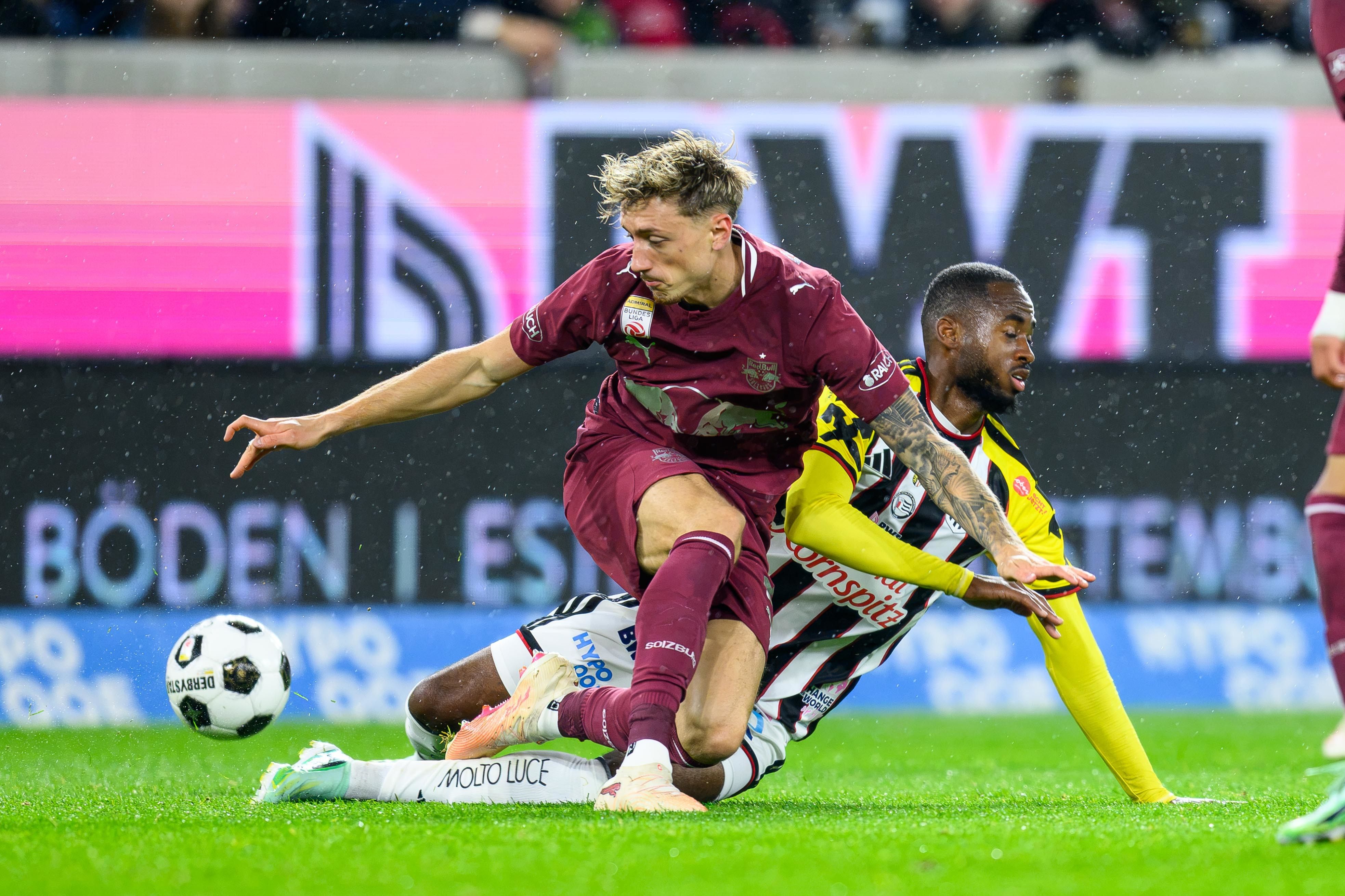 Tim Drexler (Salzburg) und Melayro Bogarde (LASK)