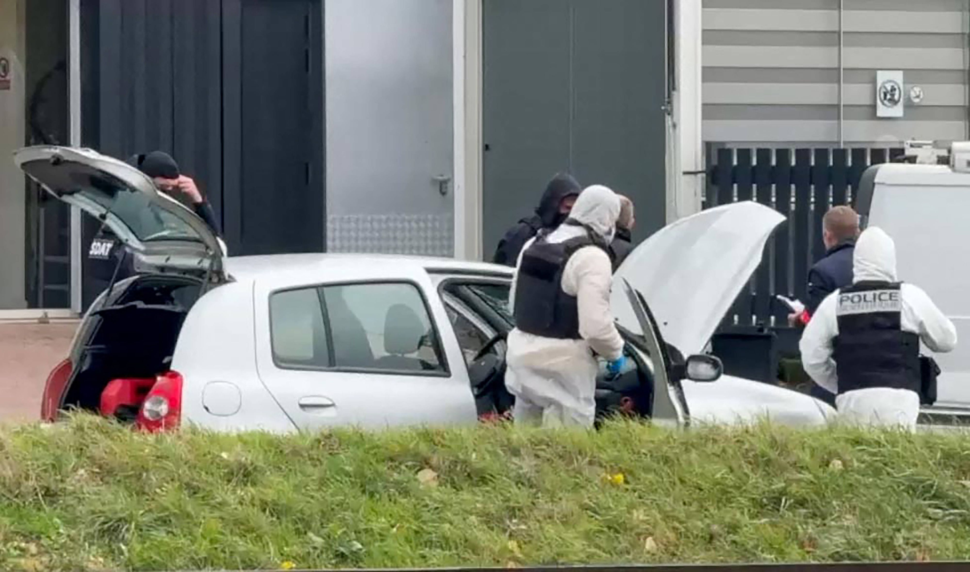 Ein 39-Jähriger soll aus einem Auto heraus mit einer Maschinenpistole auf mehrere Menschen geschossen haben.