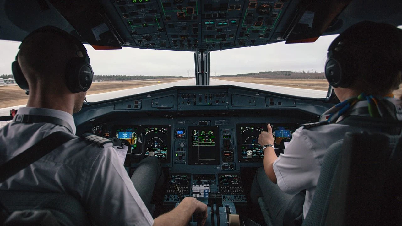 Piloten im Flugzeug-Cockpit