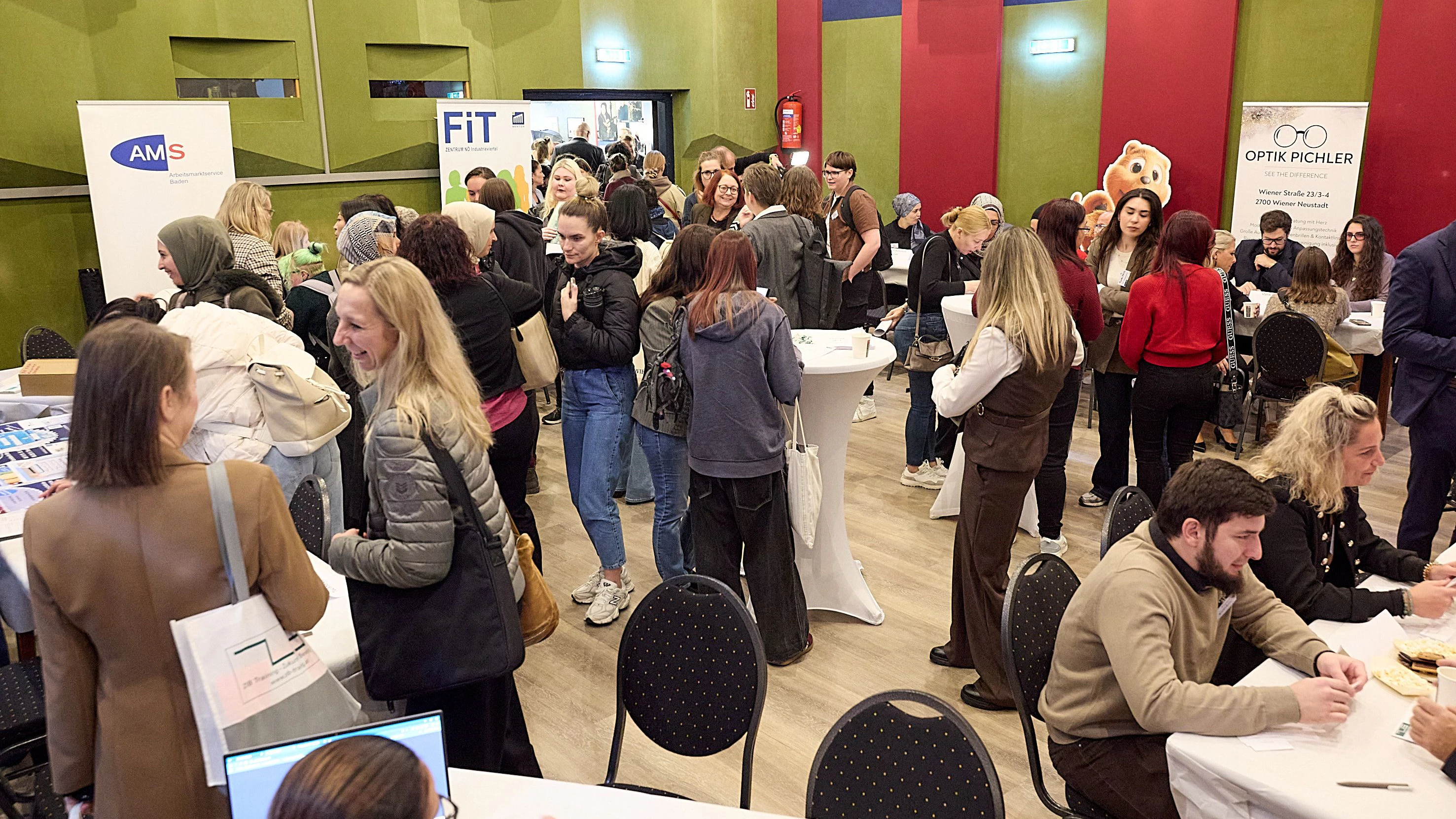 Im Stadtkino Wiener Neustadt fand das vom AMS NÖ veranstaltete Vernetzungstreffen inklusive Jobmesse für Frauen am Weg in die Lehre statt. Im Bild: Blick über die Jobmesse.