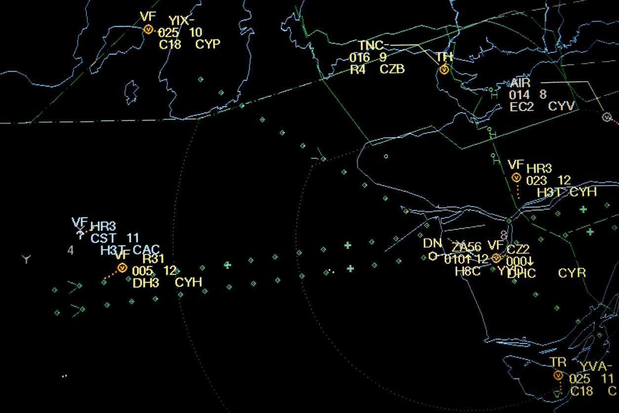 Linienflugzeuge auf einem Bildschirm der zivilen Luftraumüberwachung: in drei von vier Cockpits wird gelegentlich gedöst, so eine Umfrage des Pilotenverbandes