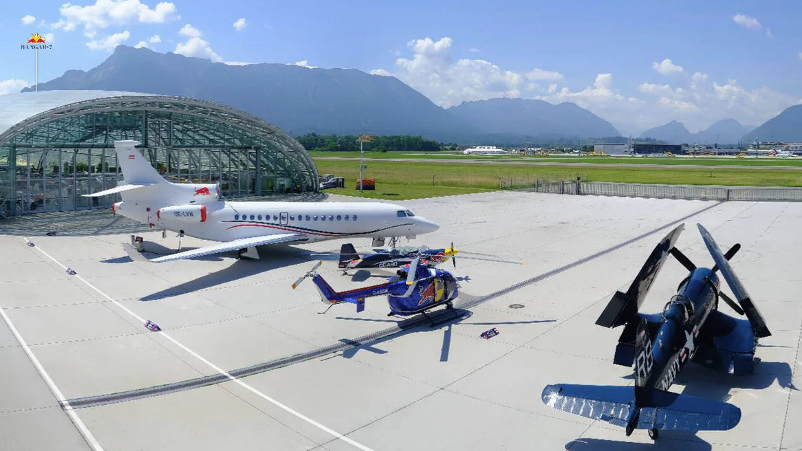 Der Privat-Jet von Mark Mateschitz und Viktoria Swarovski – er hat die Kennung "LVM".