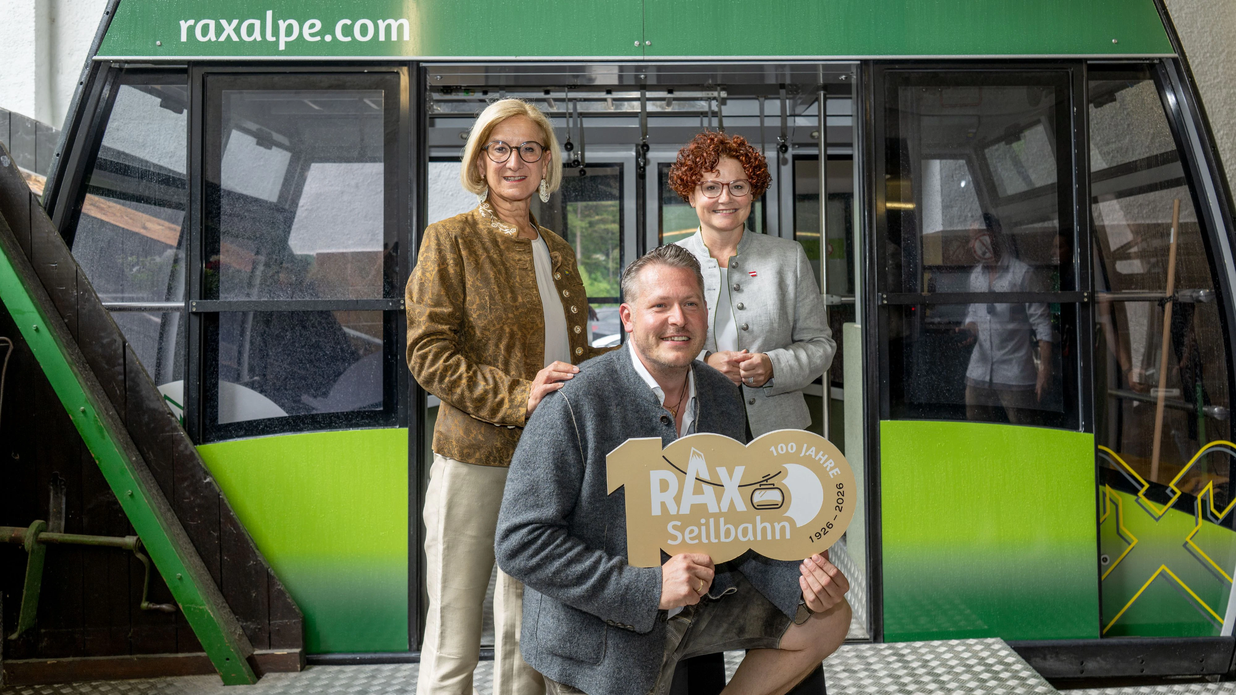 Landeshauptfrau Johanna Mikl-Leitner, Geschäftsführer Bernd Scharfegger und Staatssekretärin Elisabeth Zehetner beim Jubiläum "100 Jahre Rax-Seilbahn" im Juni dieses Jahres.