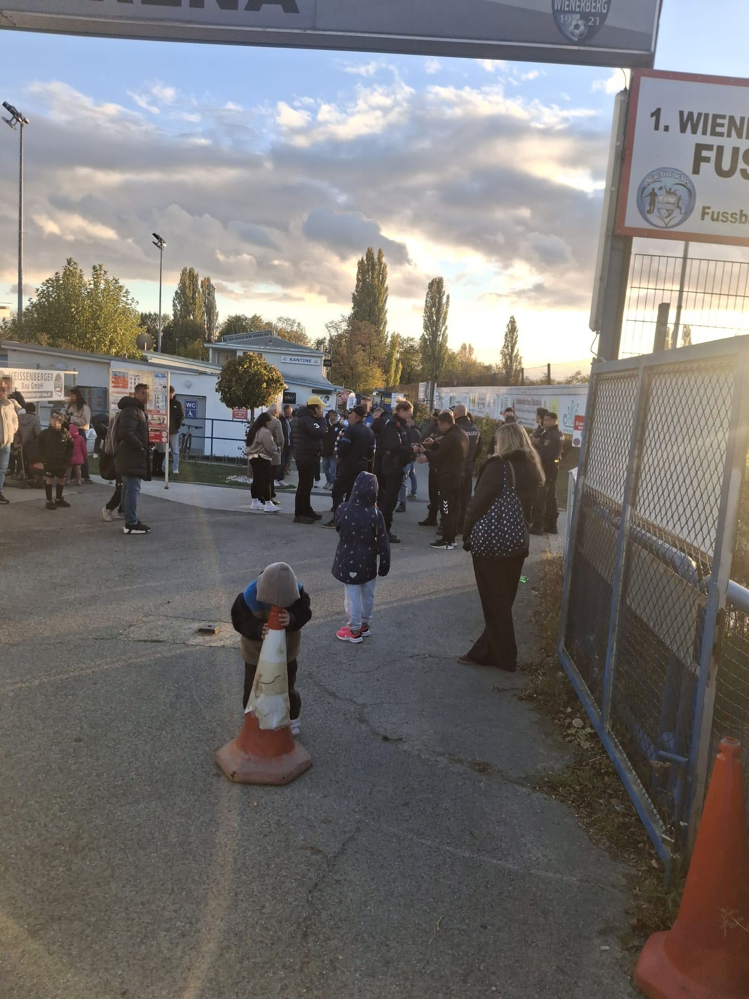 Fußballturnier für Kinder endet mit Polizei-Einsatz in Wien-Favoriten.