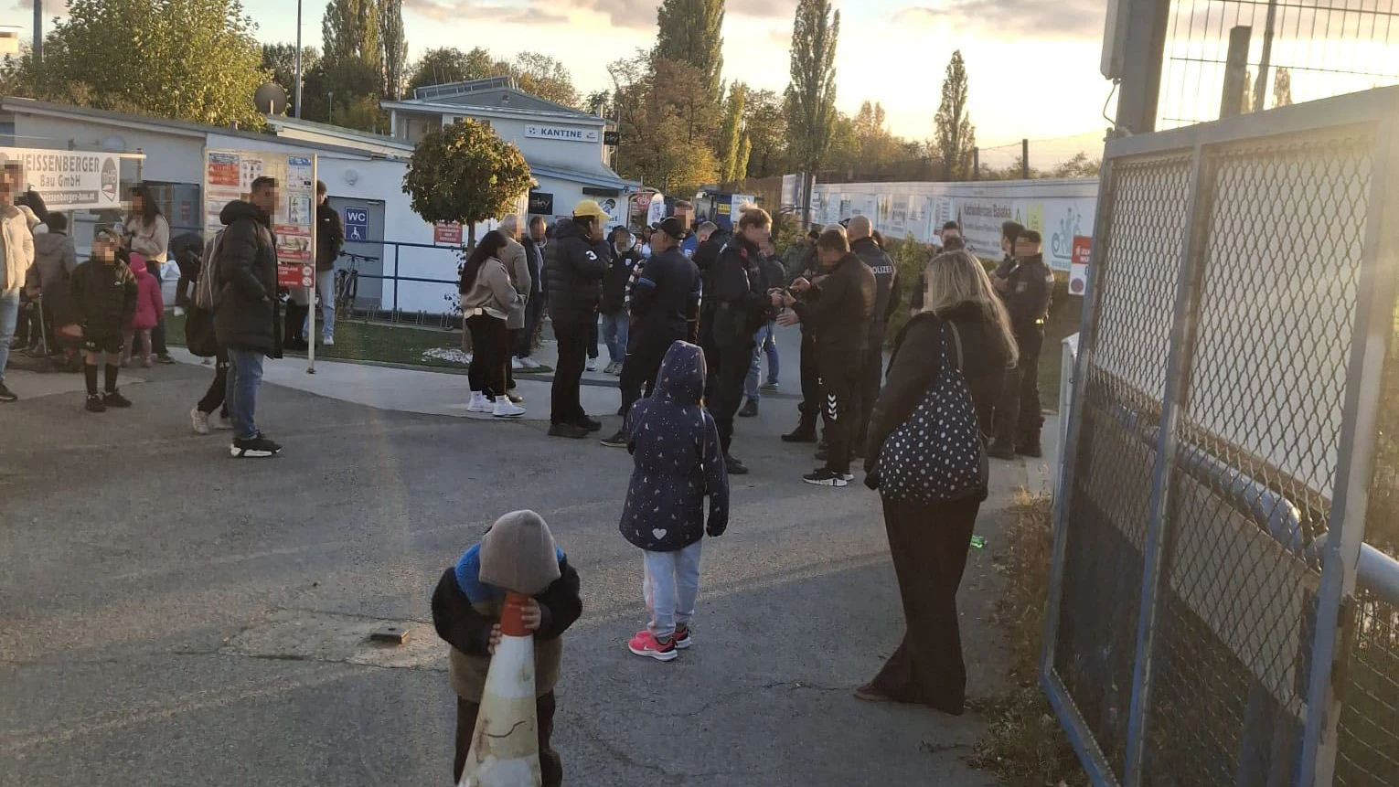 Fußballturnier für Kinder endet mit Polizei-Einsatz in Wien-Favoriten.