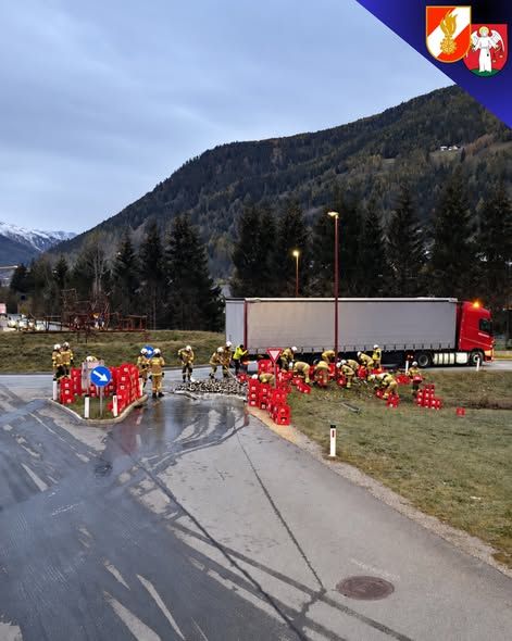 Die Feuerwehrleute reinigten die Unfallstelle.