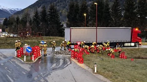 Die Feuerwehrleute reinigten die Unfallstelle.