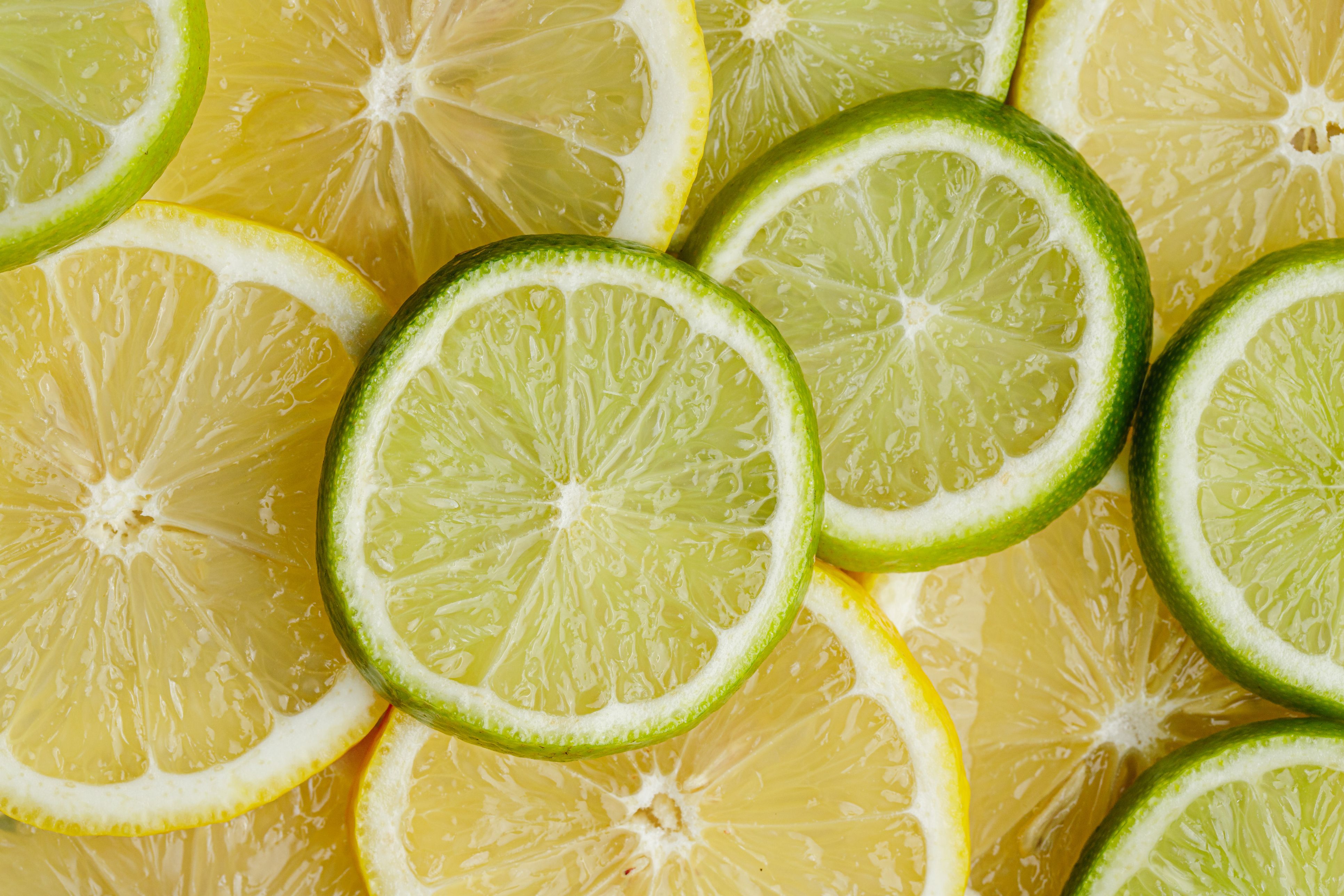 Sauer, erfrischend und voller guter Inhaltsstoffe: Zitronen und Limetten haben einiges gemeinsam.