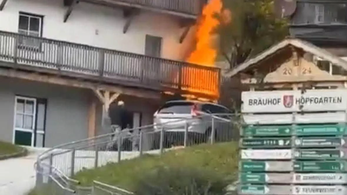 Feueralarm neben einer Volksschule in Grundlsee! Mutige Passanten griffen sofort zu Feuerlöschern und verhinderten wohl größeren Schaden.