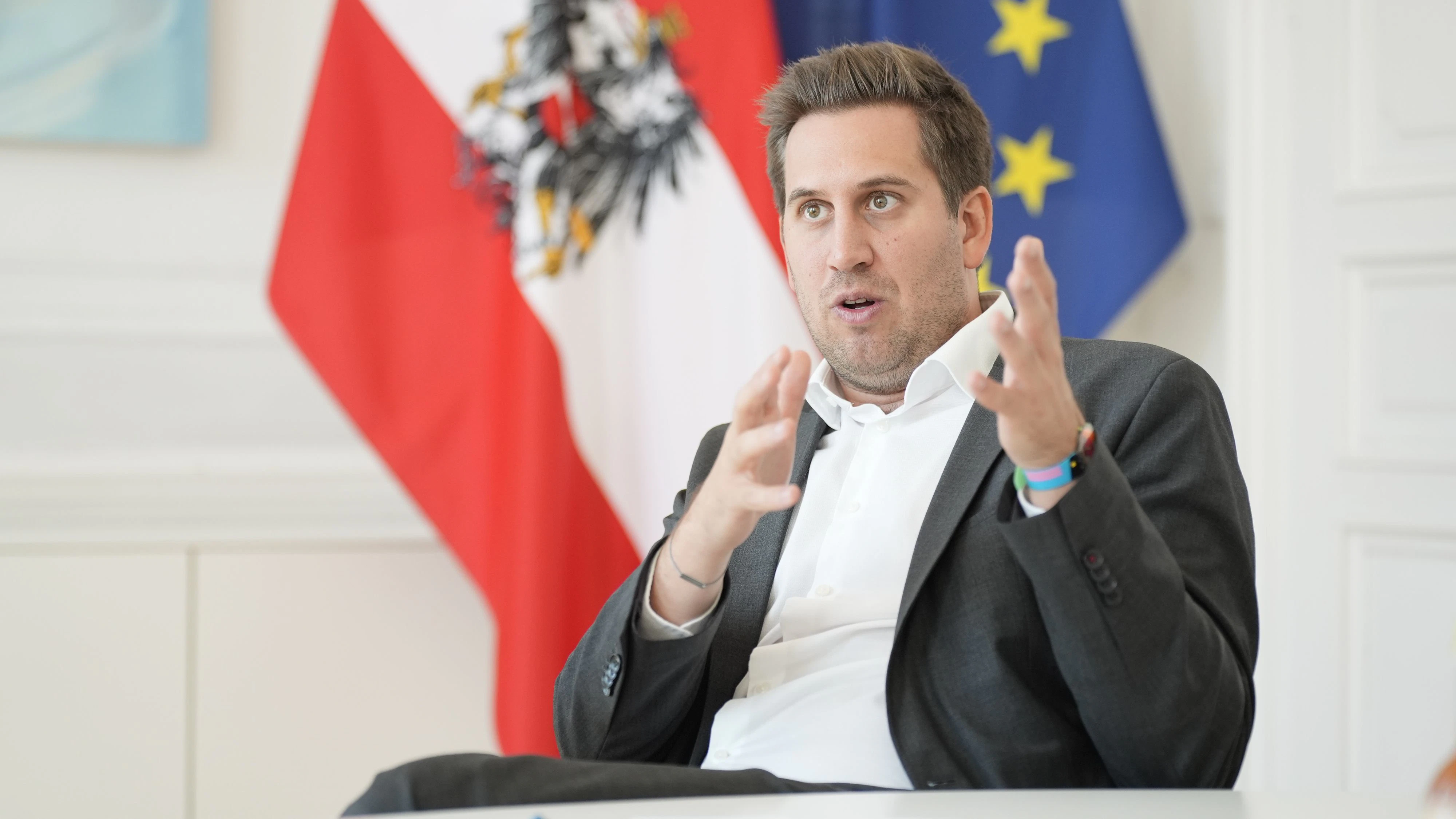 Ein generelles Verbot von Kamerabrillen ginge Pröll zu weit. In sensiblen Bereichen soll es aber kommen.