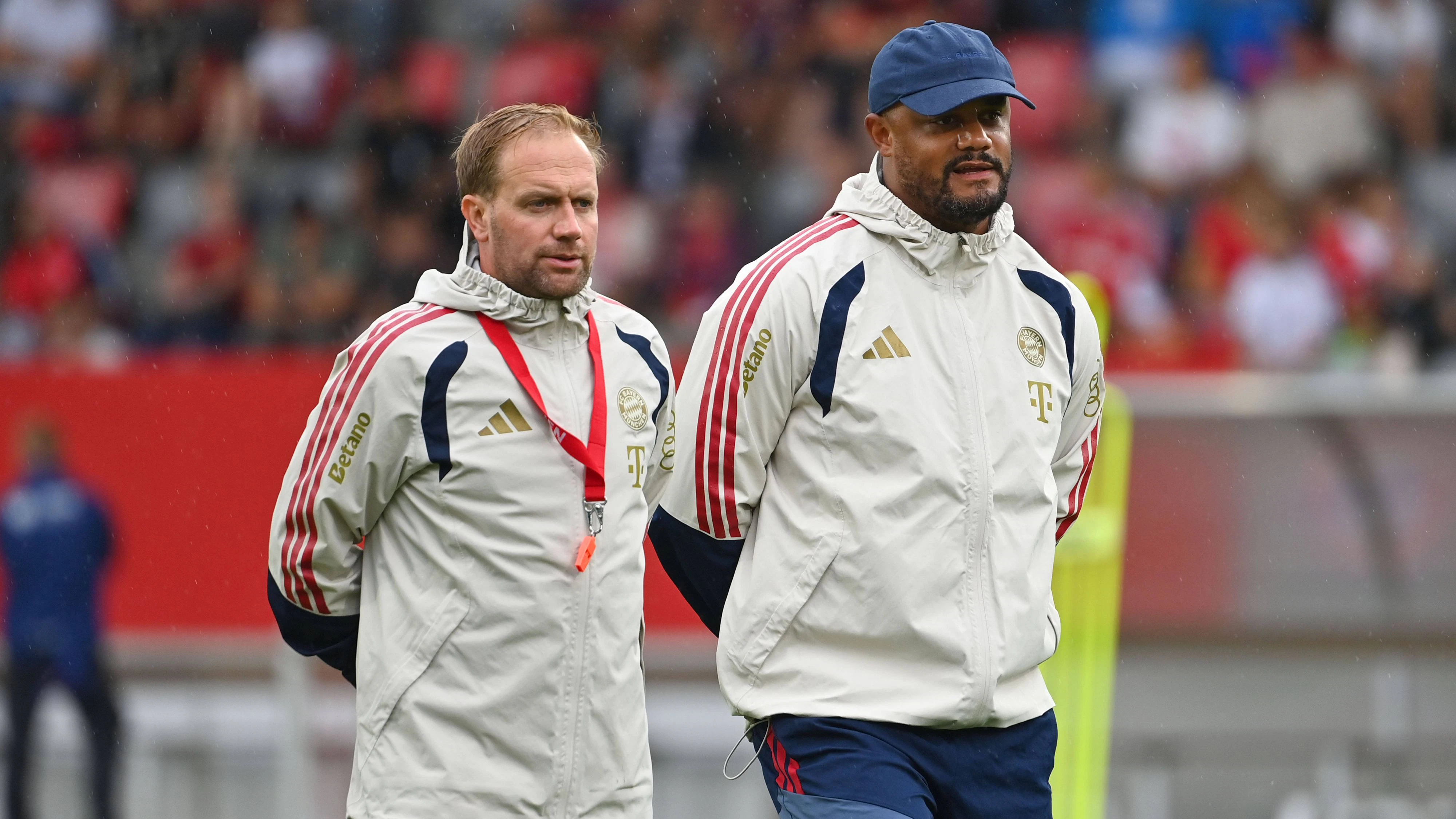 v.re:Trainer Vincent KOMPANY Bayern Muenchen, Aaron DANKS Co-Trainer FCB. Oeffentliches Training FC Bayern Muenchen und Family Day am 17.08.2026 auf dem FC Bayern Campus in Muenchen. Fussball 1. Bundesliga,Saison 2026/2027. *** Head Coach Vincent KOMPANY of Bayern Munich, Assistant Coach Aaron DANKS of FCB. FC Bayern Munich public training session and Family Day on August 17, 2026, at the FC Bayern Campus in Munich. Soccer, Bundesliga 1, 20262027 season