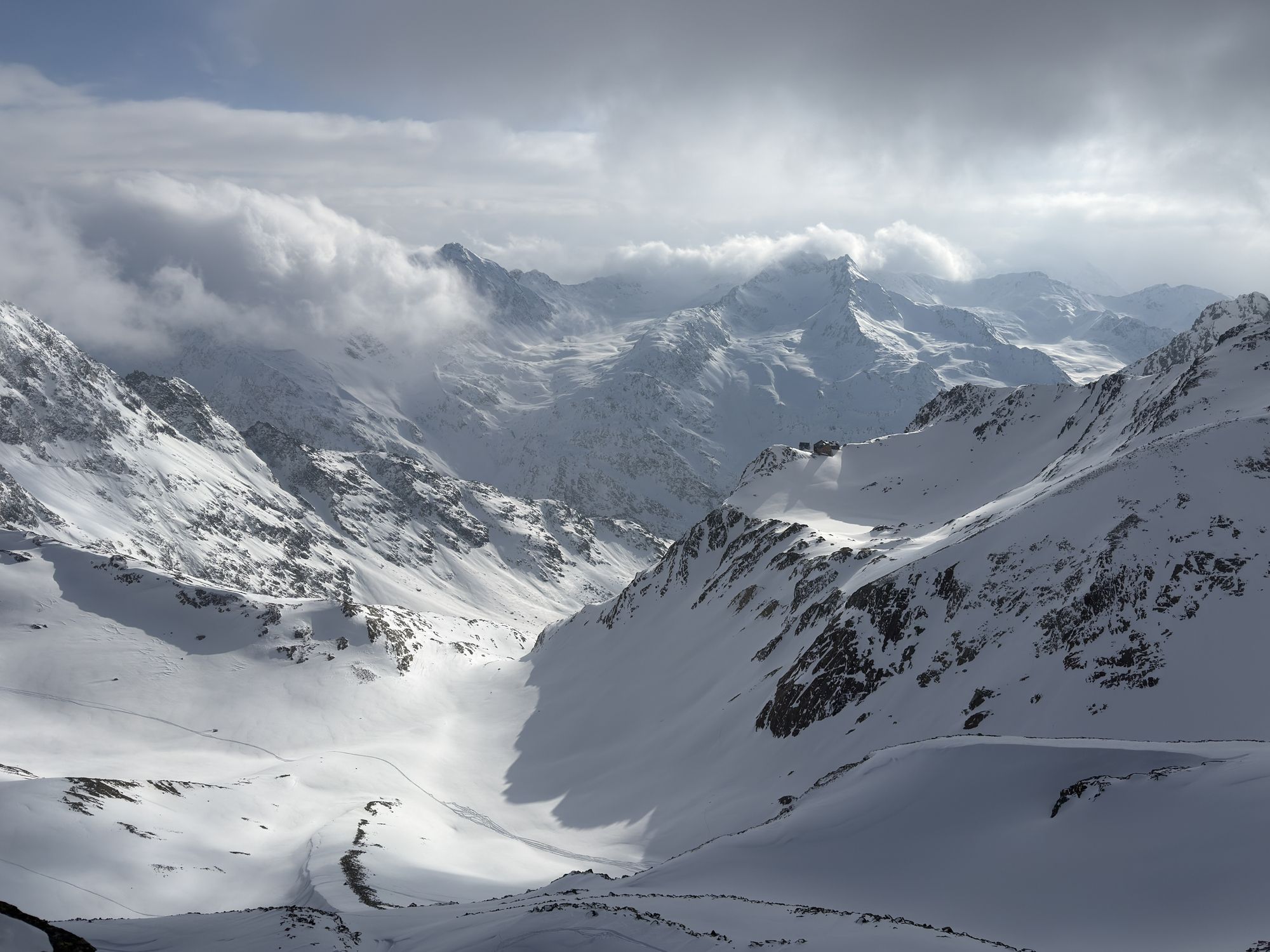 Am Nationalfeiertag strömten zahlreiche Wintersport-Fans zum Stubaier-Gletscher. (Symbolbild)