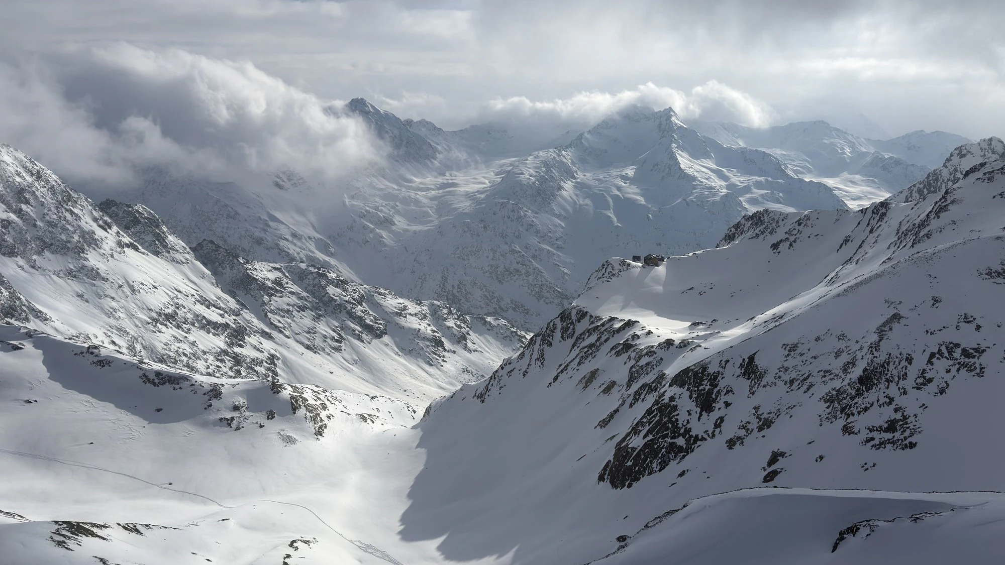 Am Nationalfeiertag strömten zahlreiche Wintersport-Fans zum Stubaier-Gletscher. (Symbolbild)