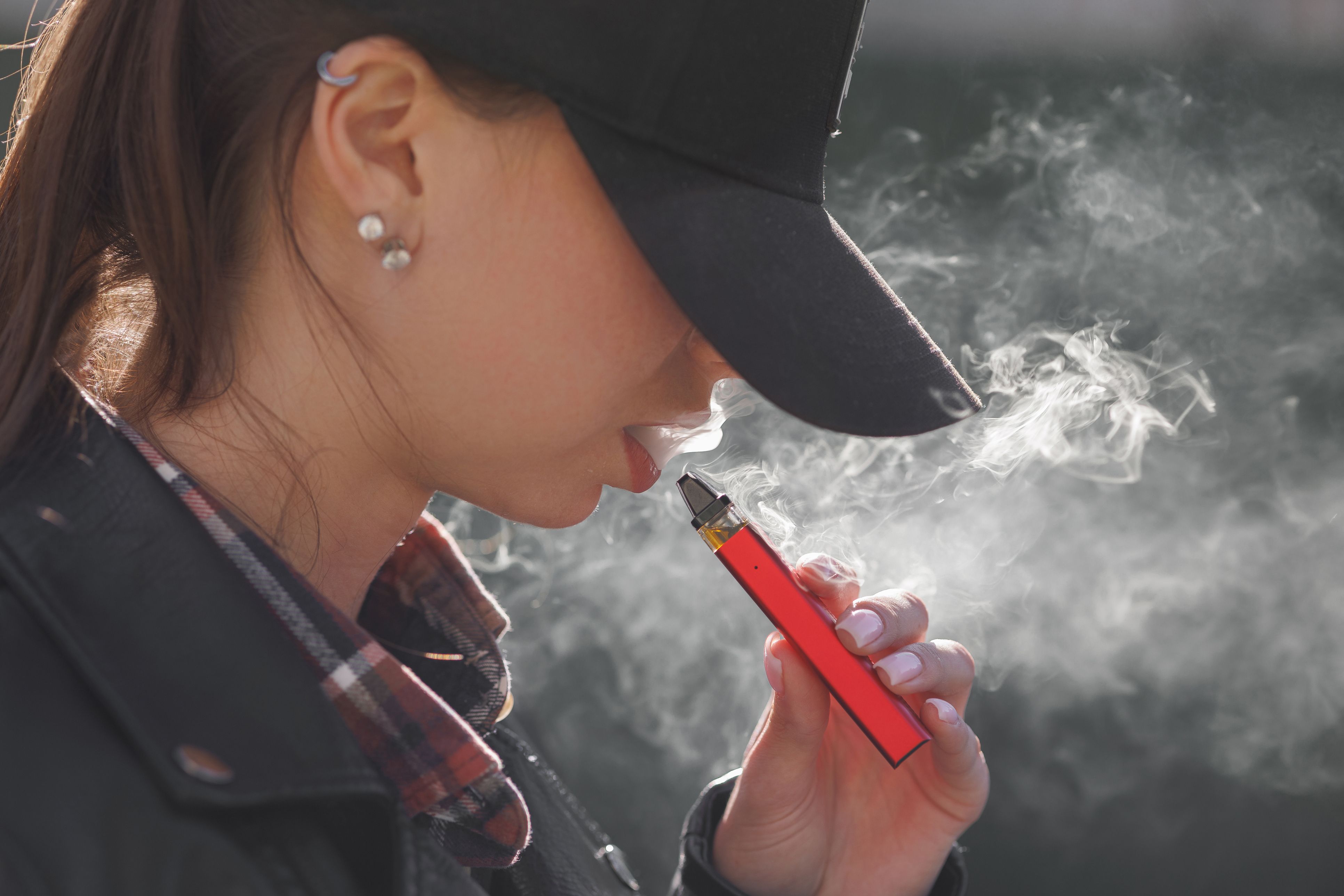 Bunte Geräte, süße Aromen: Viele Jugendliche greifen zu Vapes.