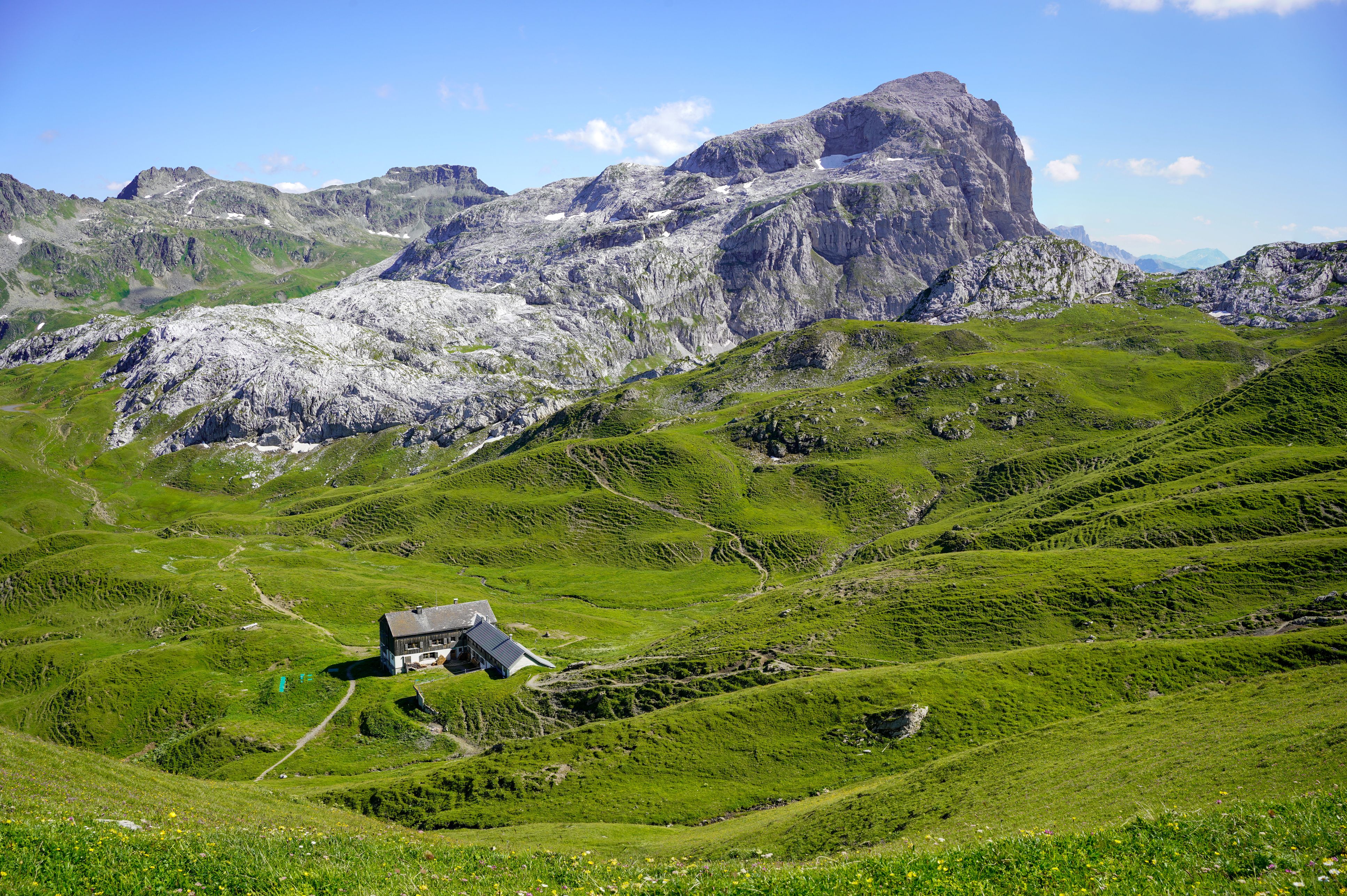 Die traditionsreiche Tilisunahütte zählt zu den ältesten Berghütten im Rätikon und liegt inmitten einer traumhaften Bergkulisse.