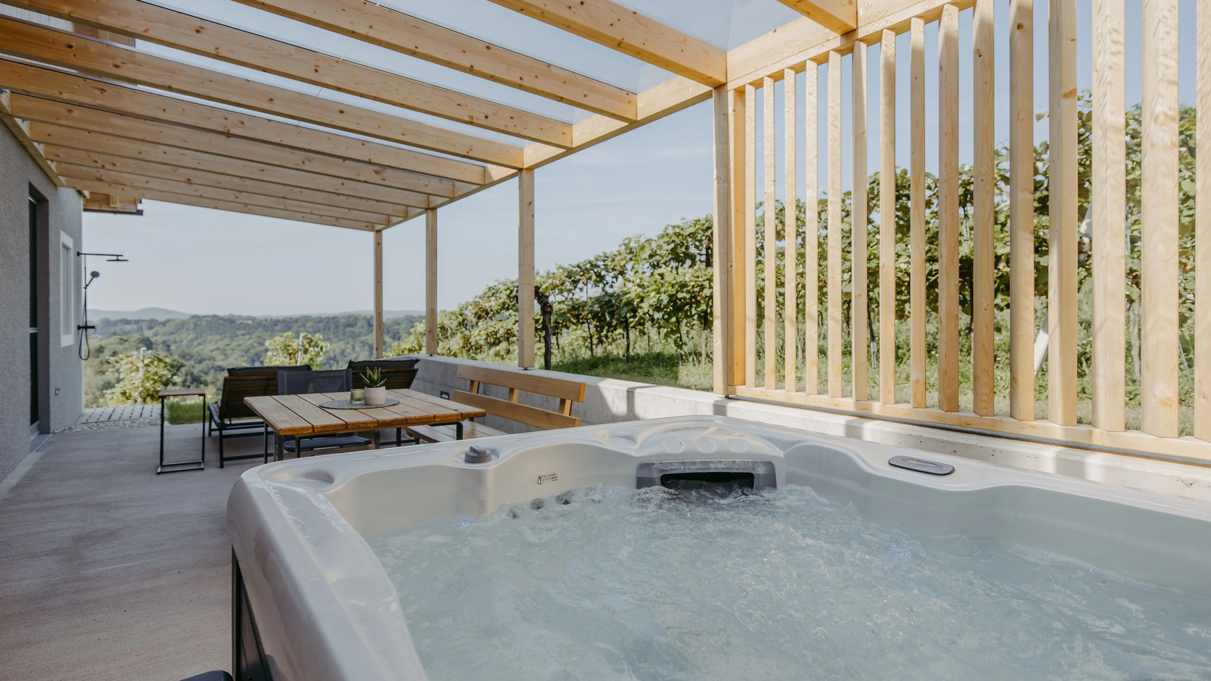 Der Whirlpool auf der privaten Terrasse verspricht Erholung pur.