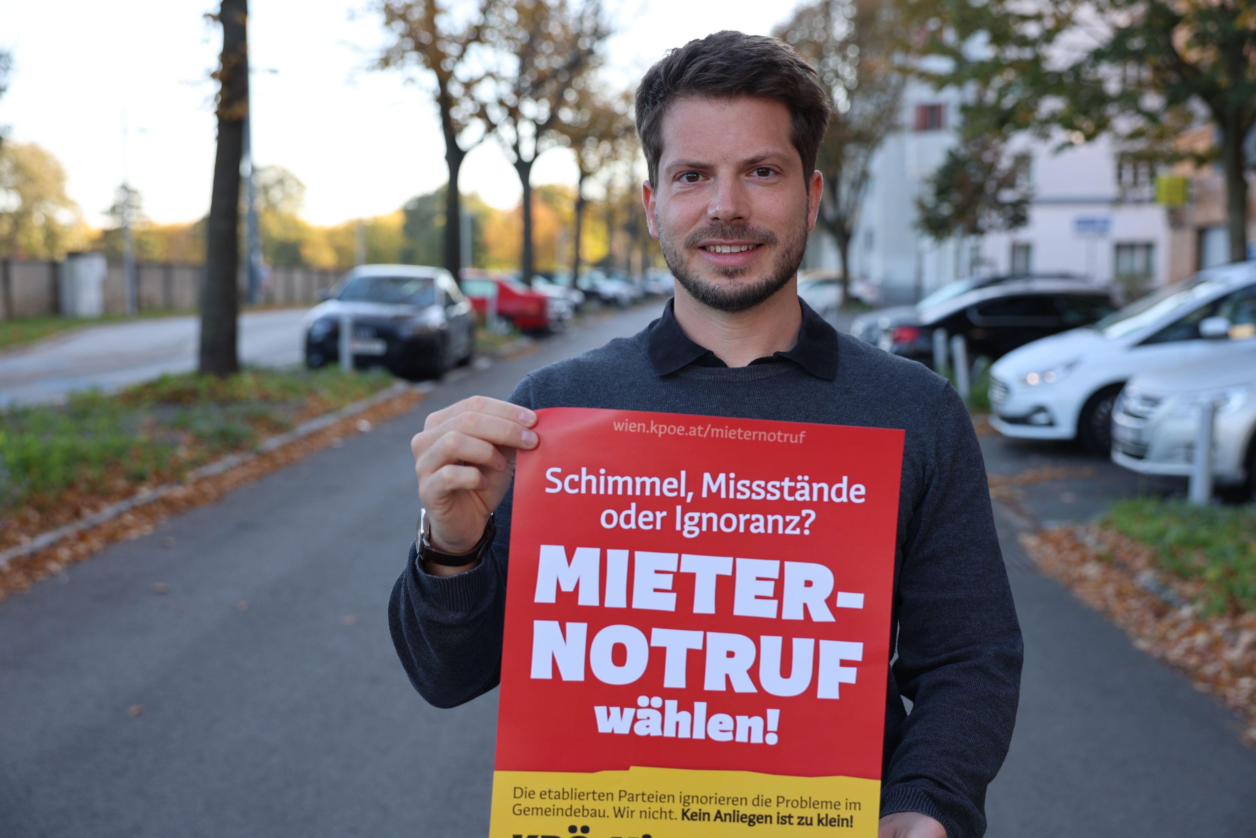 Mario Memoli, Landessprecher der KPÖ Wien, präsentierte den Mieternotruf.