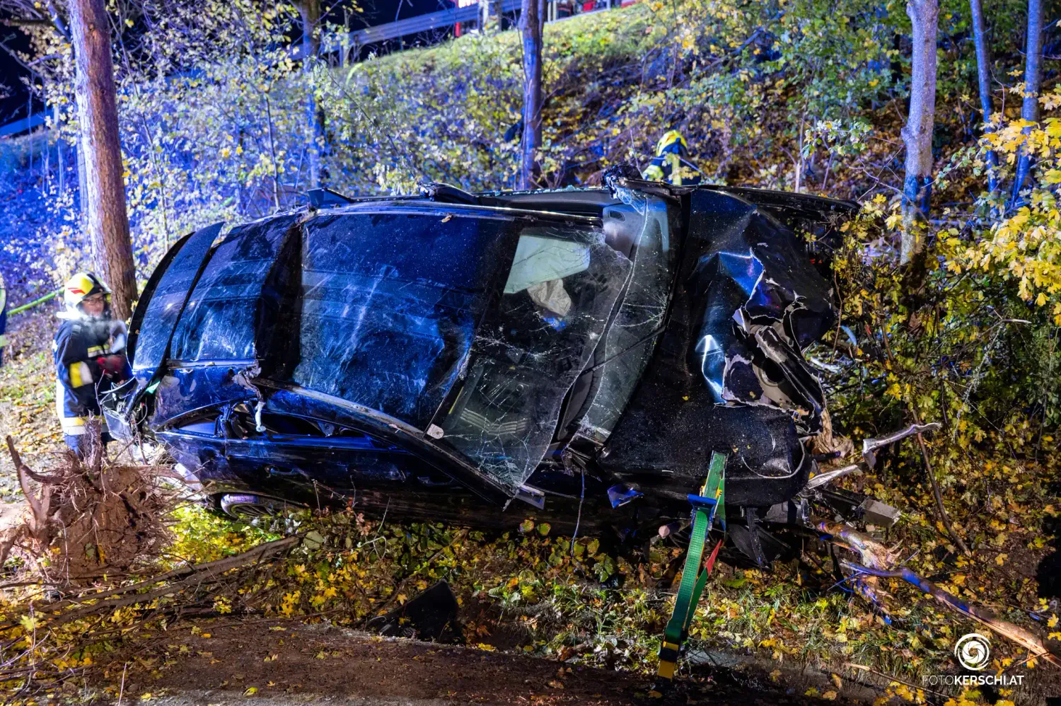 Heute.at - Mercedes-Fahrer nach Crash in Wrack gefangen
