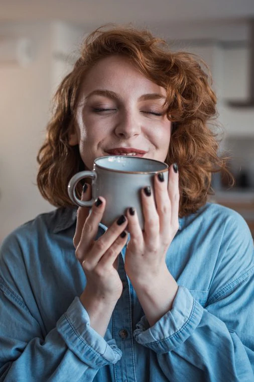 Ein Schluck heißer Kaffee belebt Körper und Geist – aber zu heiß getrunken, erhöht er auch das Krebsrisiko