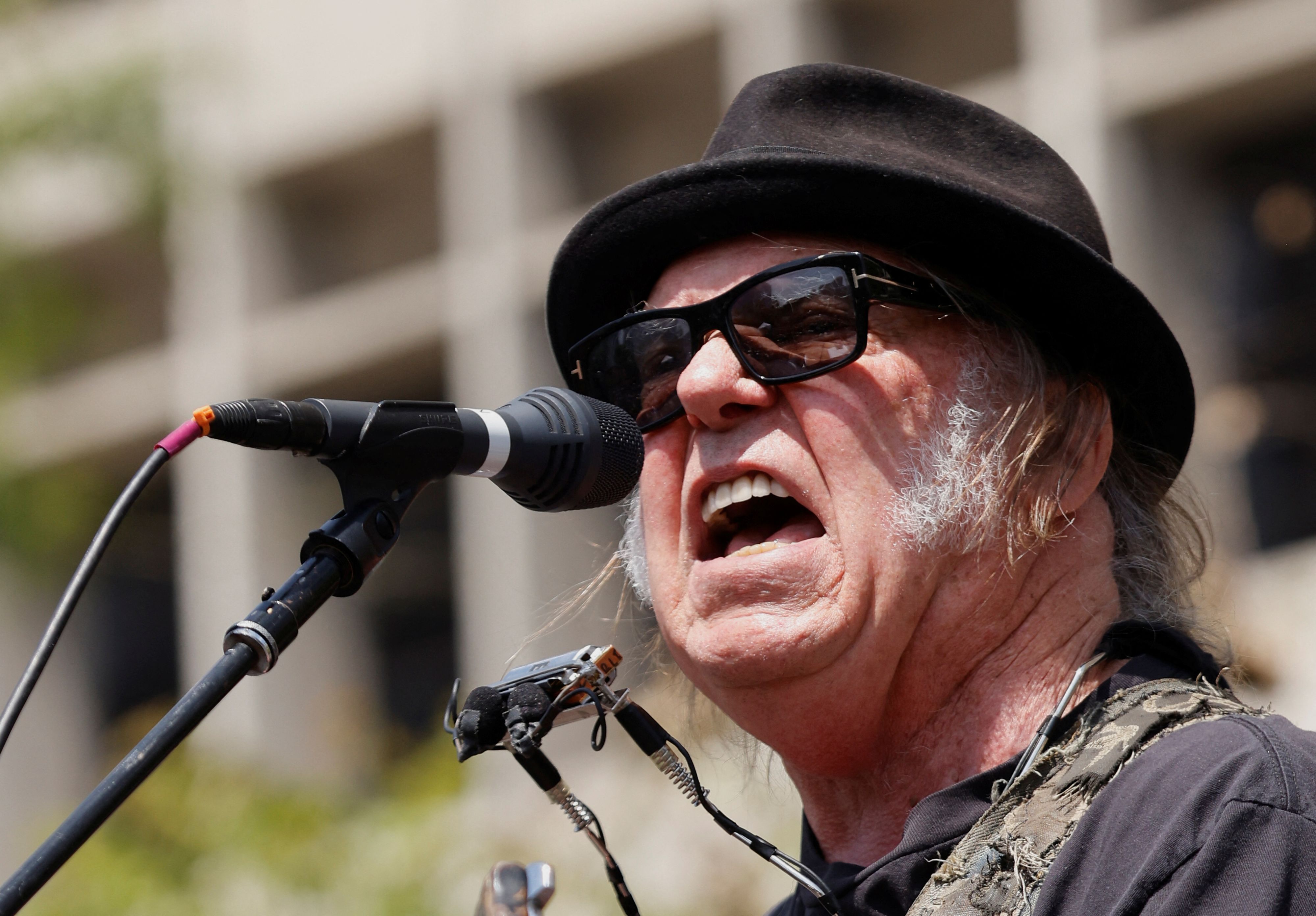Der Musiker Neil Young zieht erneut gegen Donald Trump vor Gericht.