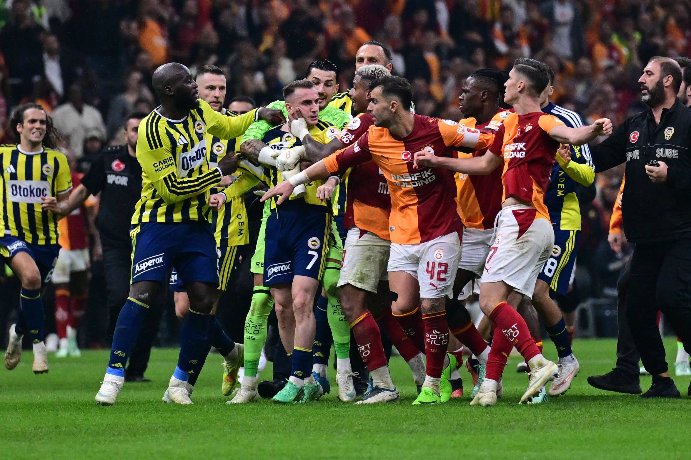 Heute.at - Wilde Prügelei! Türkei-Derby gerät aus den Fugen