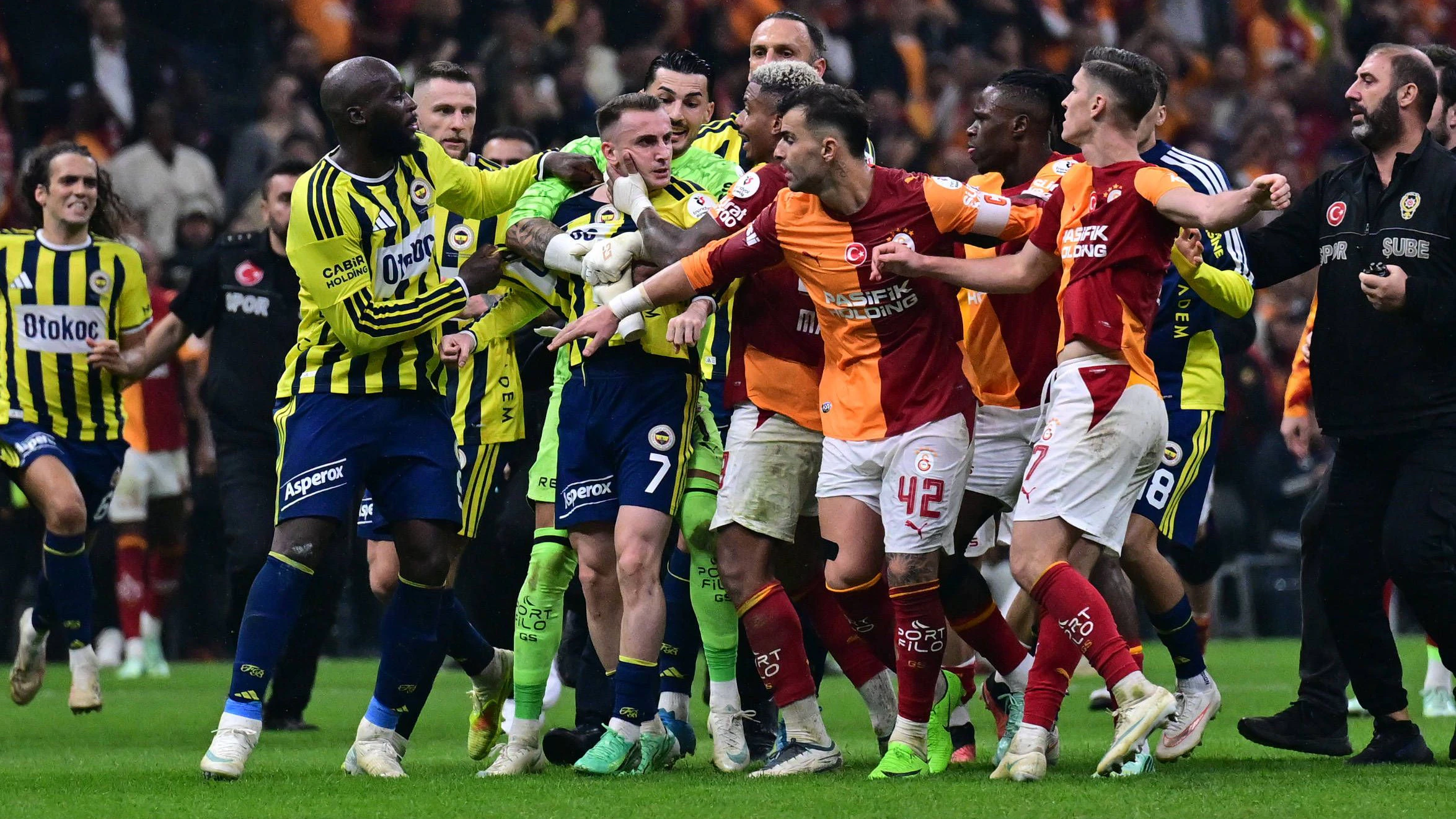 Galatasaray v Fenerbahce - Turkish Super Lig ISTANBUL, TURKIYE - OCTOBER 26: A scuffle breaks out between players of both teams following the Turkish Super Lig week 9 match between Galatasaray and Fenerbahce at RAMS Park in Istanbul, Turkiye on October 26, 2026. Serhat Cagdas / Anadolu Istanbul Turkey. Editorial use only. Please get in touch for any other usage. PUBLICATIONxNOTxINxTURxUSAxCANxUKxJPNxITAxFRAxAUSxESPxBELxKORxRSAxHKGxNZL Copyright: x2026xAnadoluxSerhatxCagdasx
