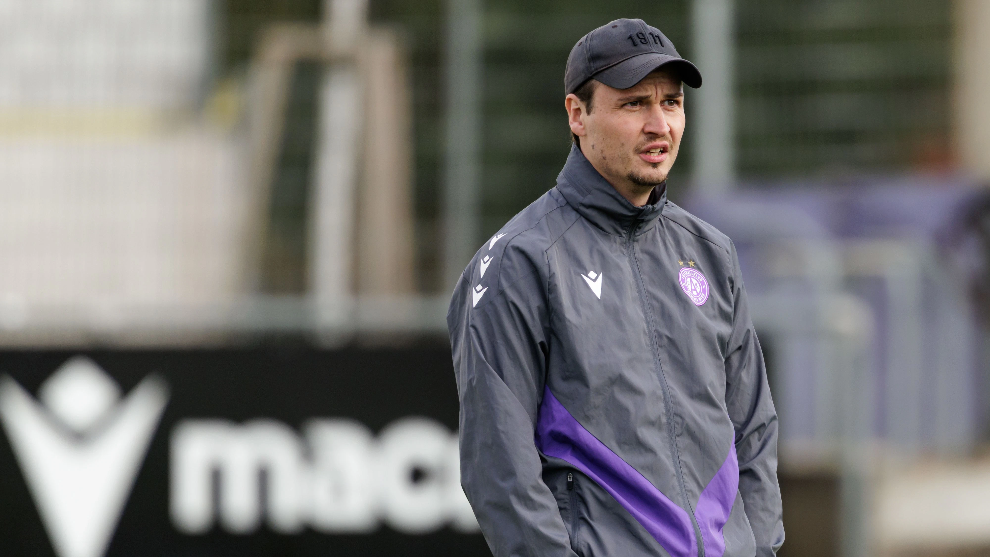 VIENNA,AUSTRIA,26.OCT.26 - SOCCER - ADMIRAL Bundesliga, FK Austria Wien, training. Image shows head coach Maximilian Uhlig (A.Wien). Photo: GEPA pictures/ Armin Rauthner