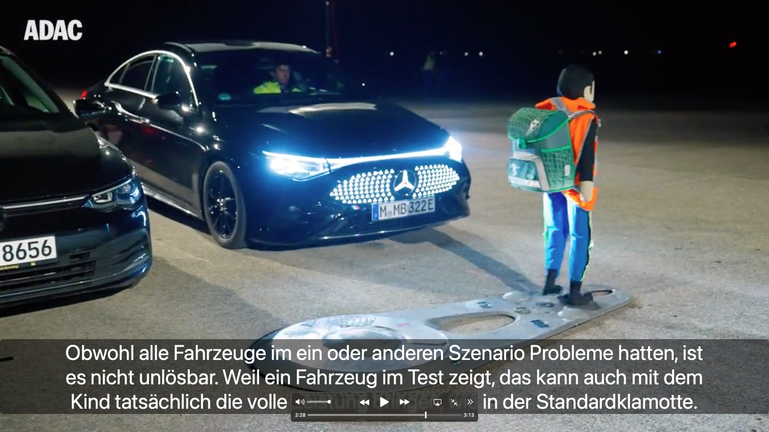 Rechtzeitiger Stopp: Nur der Mercedes CLA ließ sich von der reflektierenden Kinderkleidung nicht irritieren.