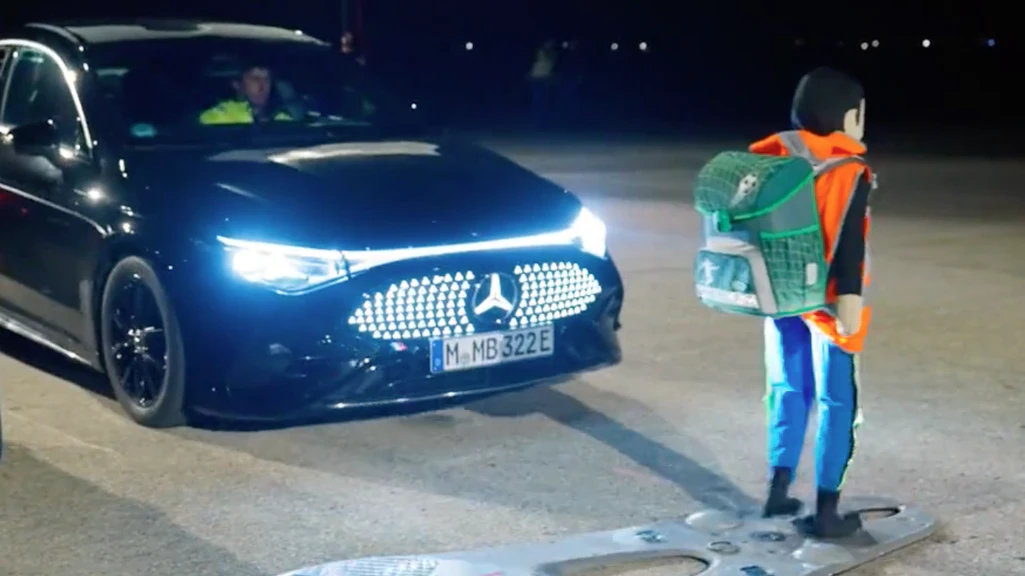Nur der Mercedes CLA ließ sich von der reflektierenden Kinderkleidung nicht irritieren.