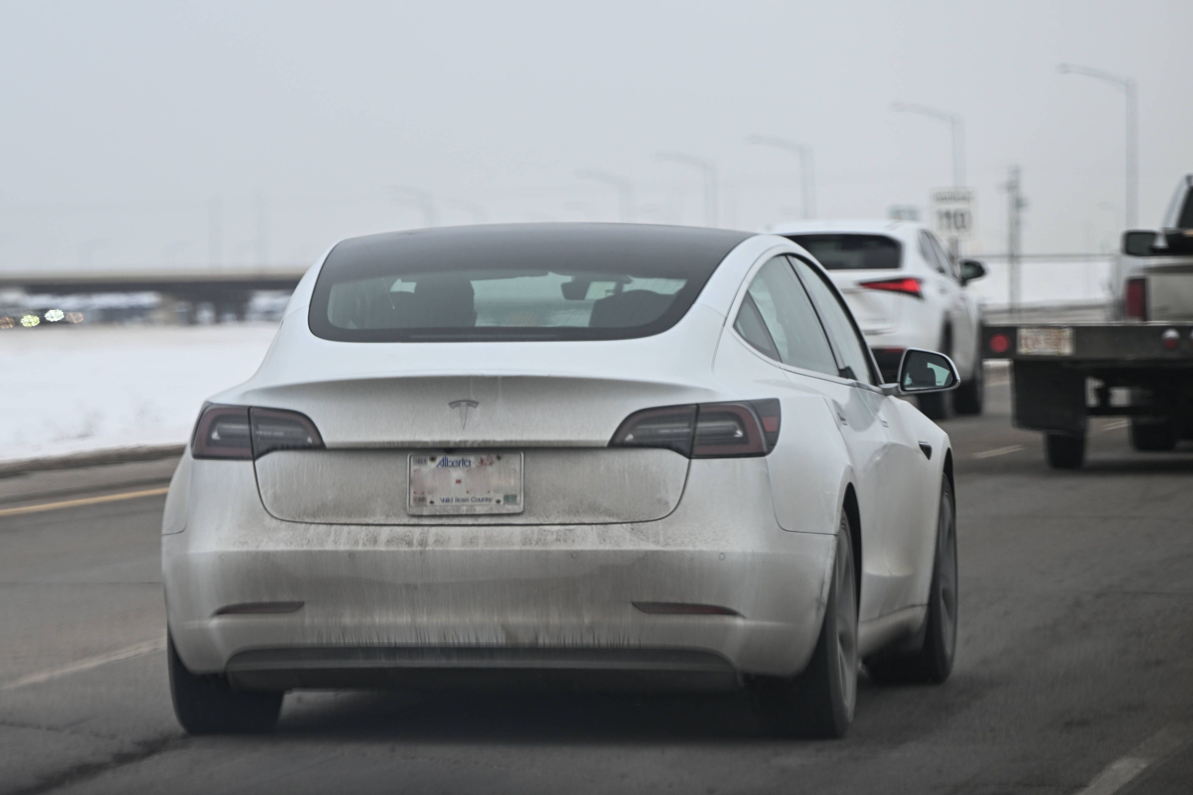Tödliche Unfälle setzen Tesla unter Druck. Insassen saßen offenbar in brennenden Autos fest. Nun werden strengere Sicherheitsregeln gefordert. (Symbolbild)