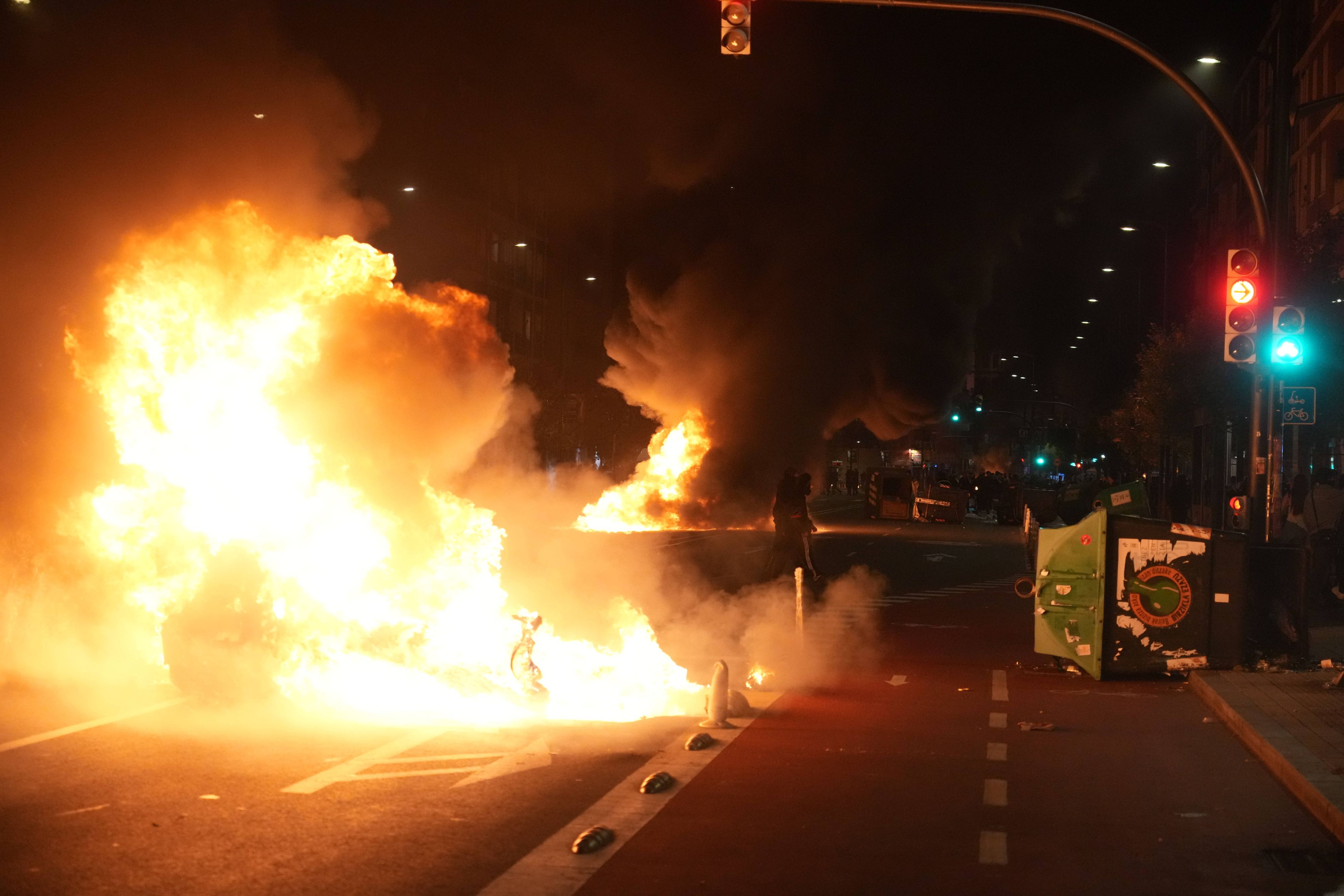 In Bilbao eskalierten Proteste gegen einen Influencer. Autos brannten, Geschäfte wurden geplündert, 19 Menschen festgenommen.