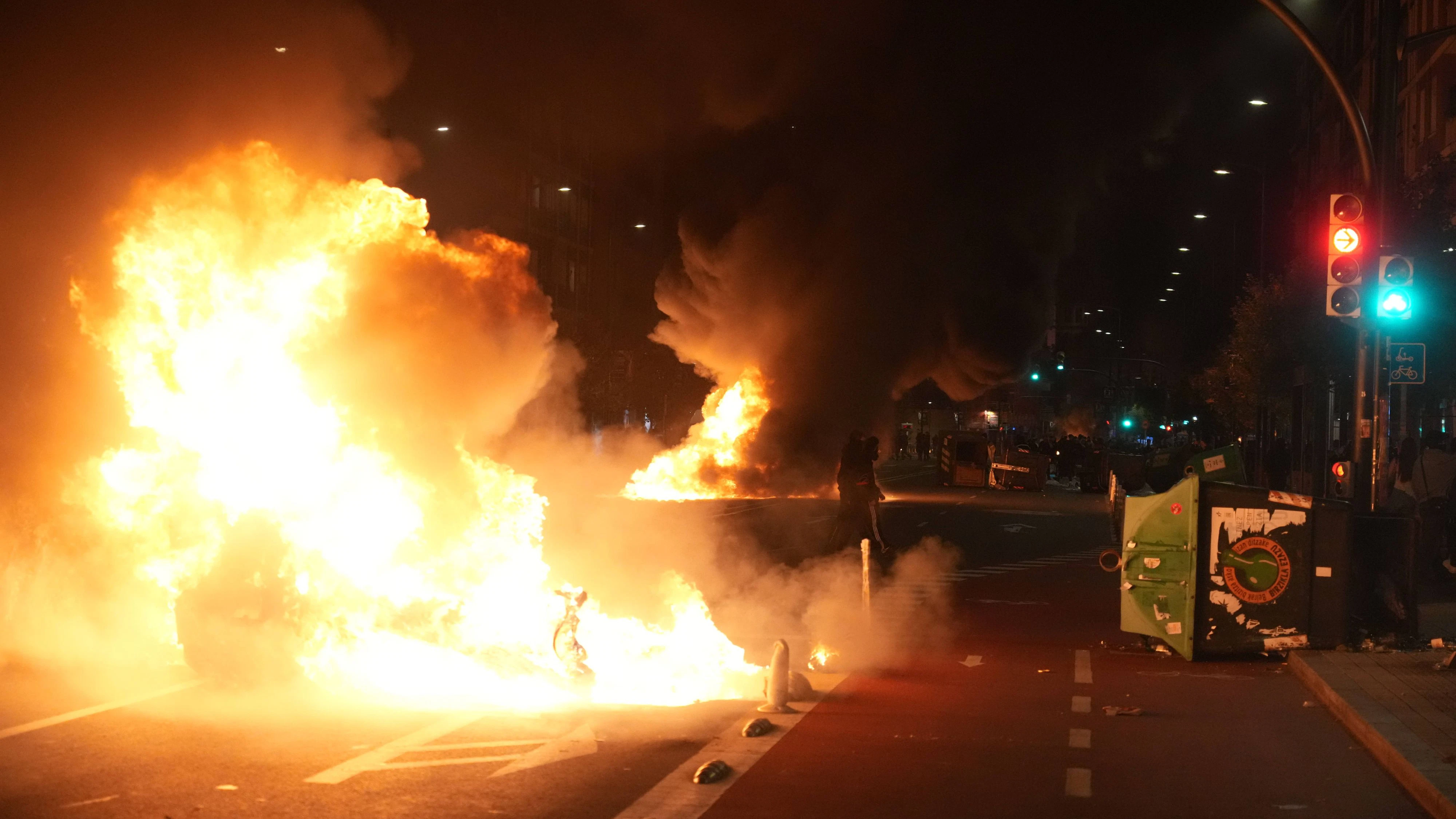 In Bilbao eskalierten Proteste gegen einen Influencer. Autos brannten, Geschäfte wurden geplündert, 19 Menschen festgenommen.