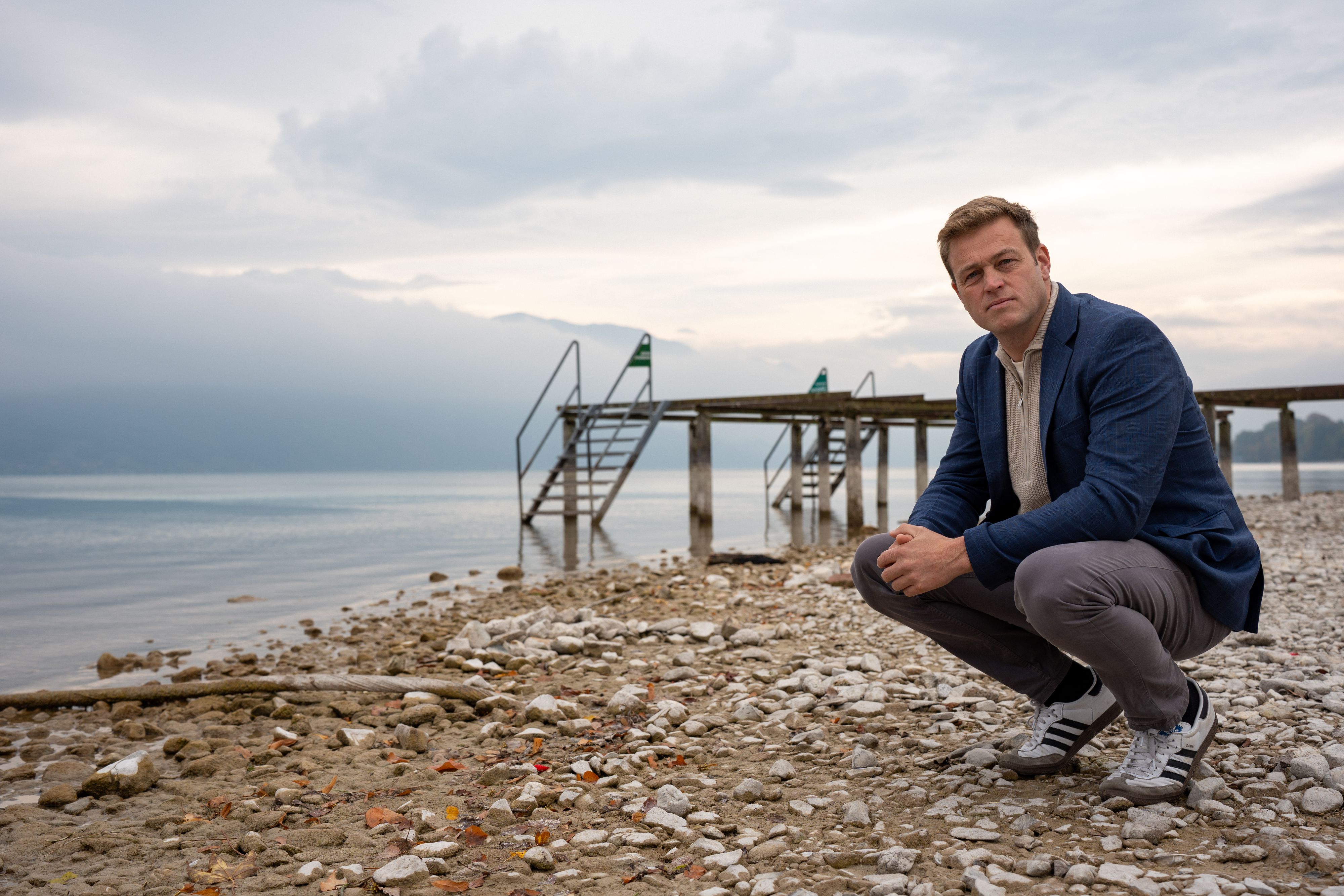 Kritischer Wasserstand: Landesrat Stefan Kaineder (Grüne) am Attersee.