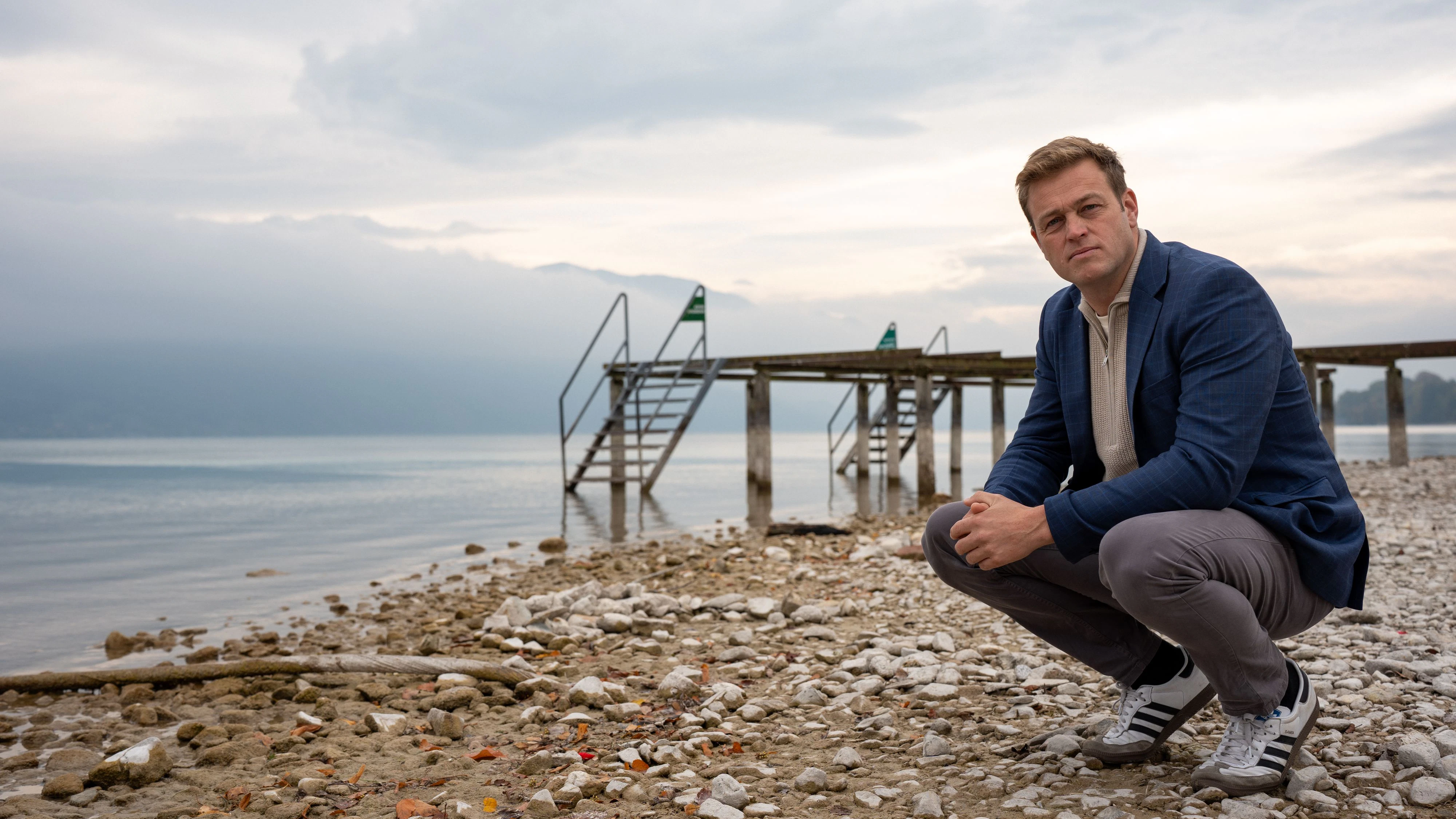 Kritischer Wasserstand: Landesrat Stefan Kaineder (Grüne) am Attersee.