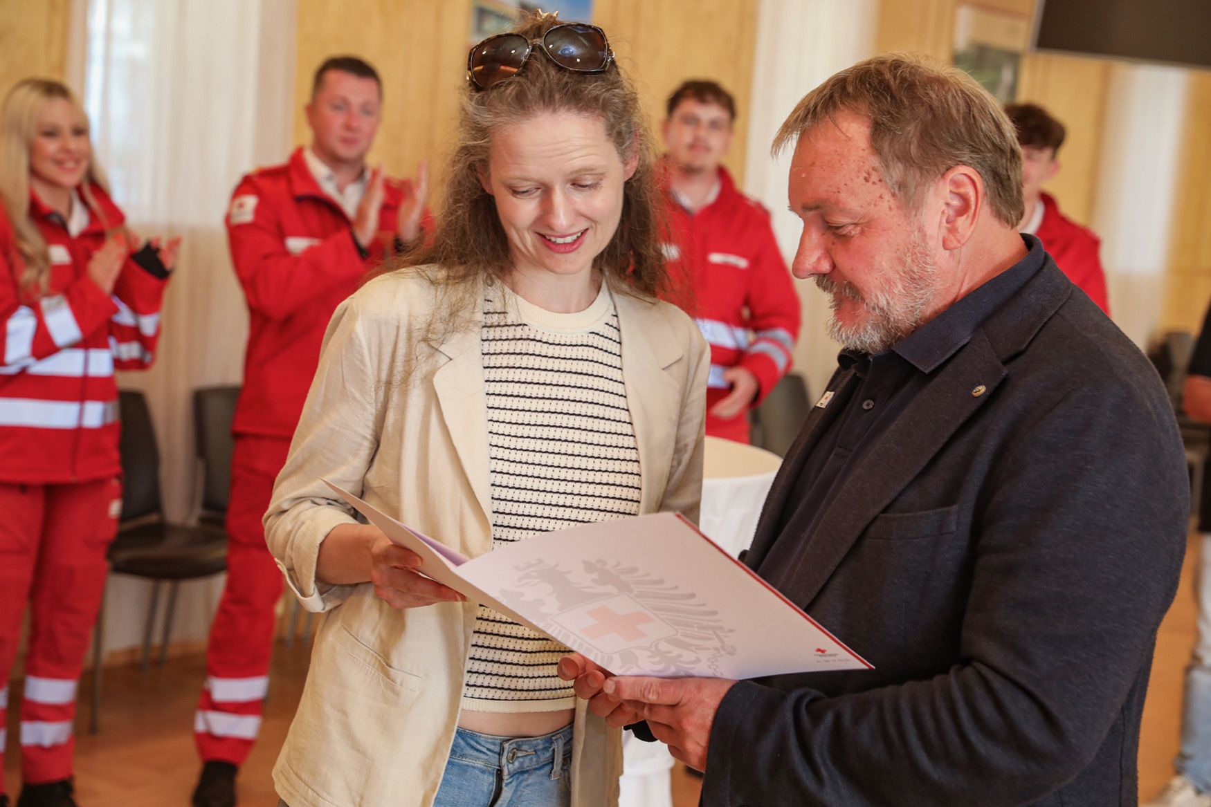 Irene Steinberger bekommt von Hans Ebner, Präsident Rotes Kreuz Niederösterreich, ein 